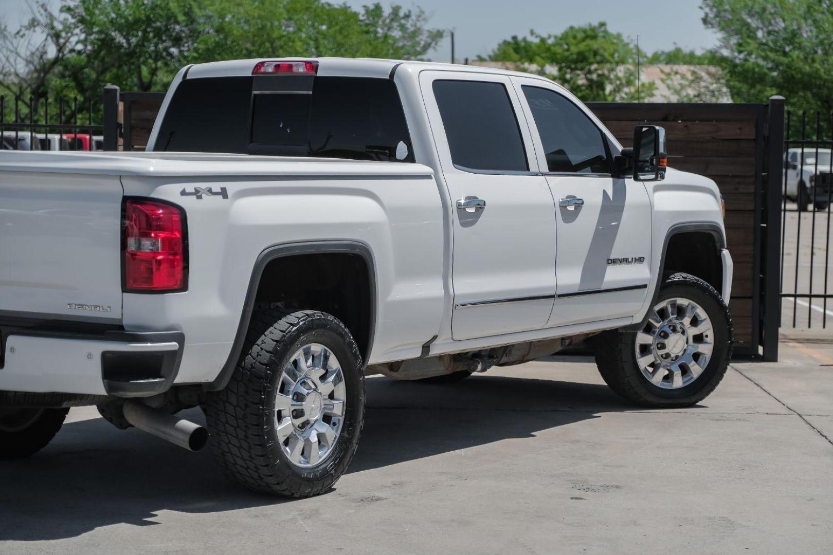 2015 White GMC Sierra 2500HD Denali Crew Cab 4WD (1GT120E80FF) with an 6.6L V8 OHV 16V DIESEL engine, 6-Speed Automatic transmission, located at 2401 E Main St., Grand Prairie, TX, 75050, (972) 262-4440, 32.748981, -96.969643 - Photo#12