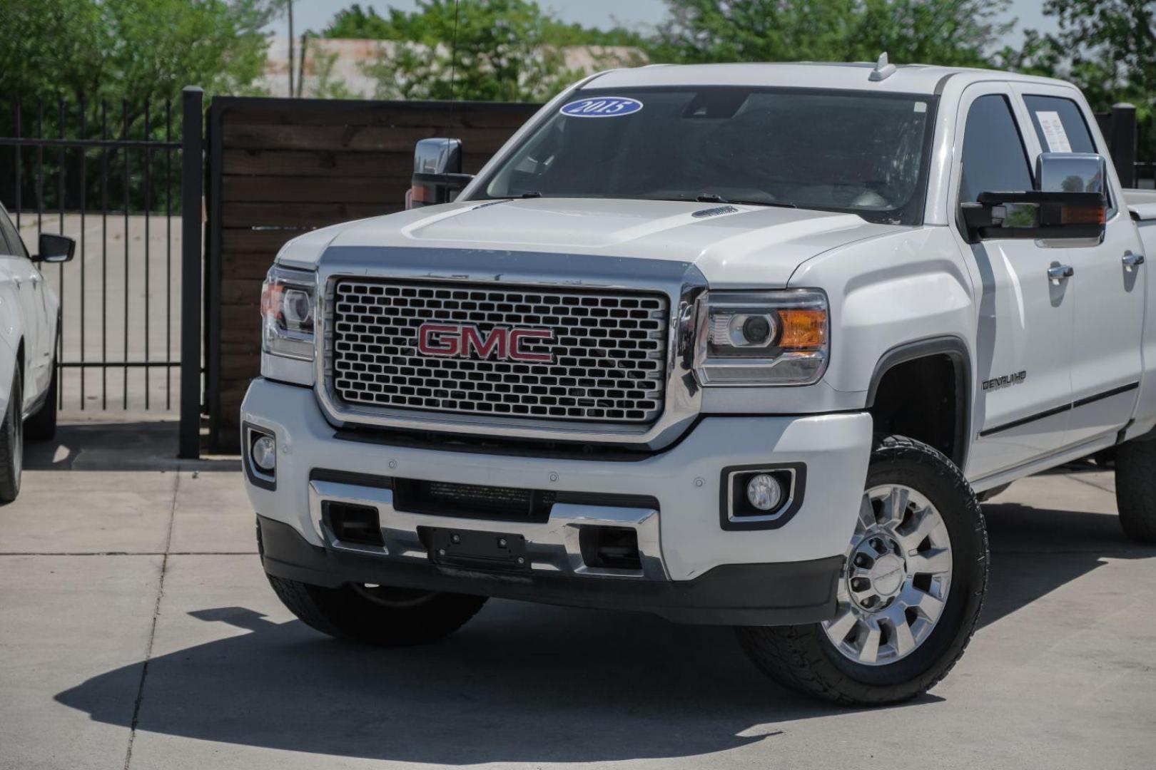 2015 White GMC Sierra 2500HD Denali Crew Cab 4WD (1GT120E80FF) with an 6.6L V8 OHV 16V DIESEL engine, 6-Speed Automatic transmission, located at 2401 E Main St., Grand Prairie, TX, 75050, (972) 262-4440, 32.748981, -96.969643 - Photo#5