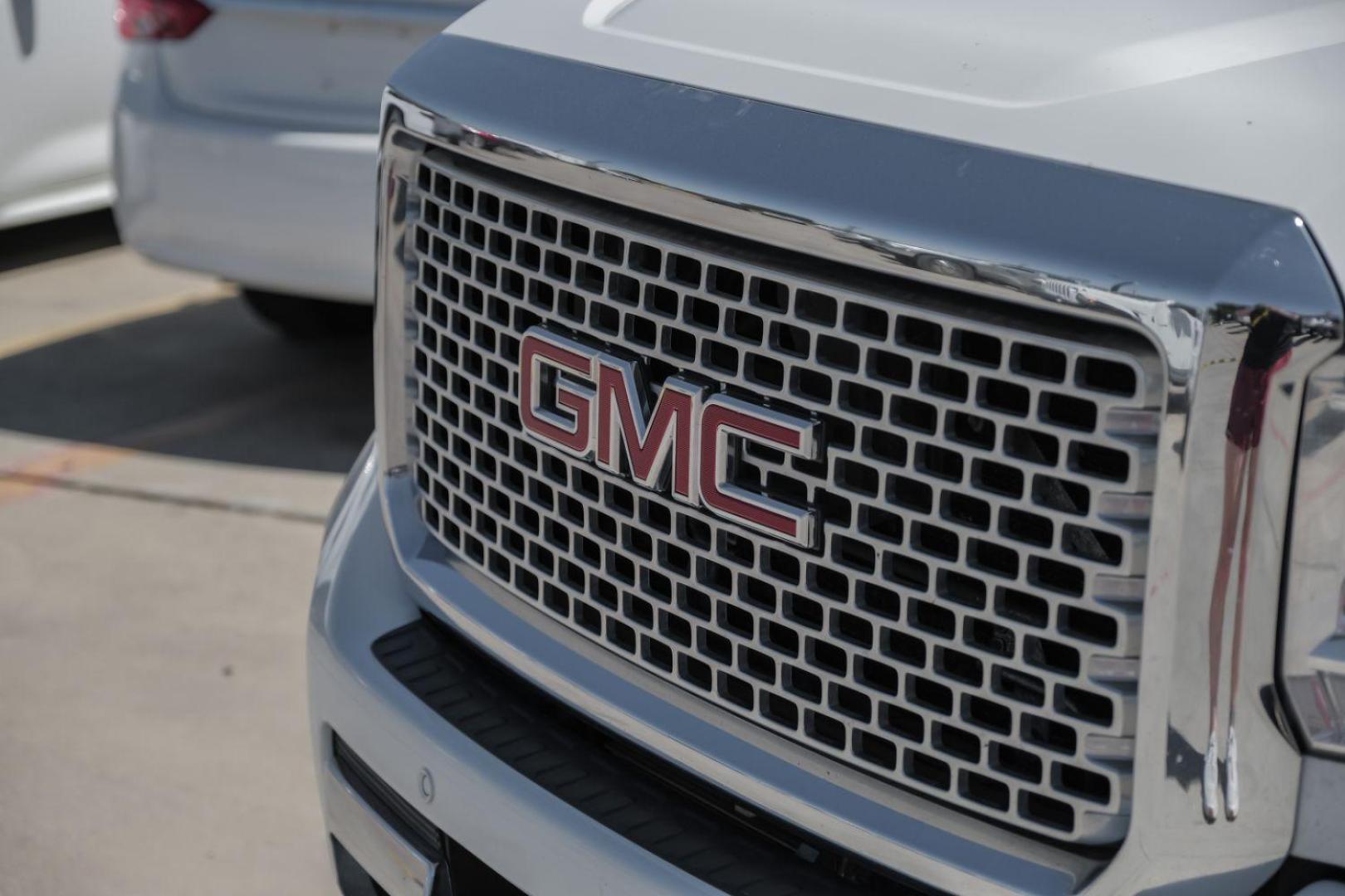 2015 White GMC Sierra 2500HD Denali Crew Cab 4WD (1GT120E80FF) with an 6.6L V8 OHV 16V DIESEL engine, 6-Speed Automatic transmission, located at 2401 E Main St., Grand Prairie, TX, 75050, (972) 262-4440, 32.748981, -96.969643 - Photo#61