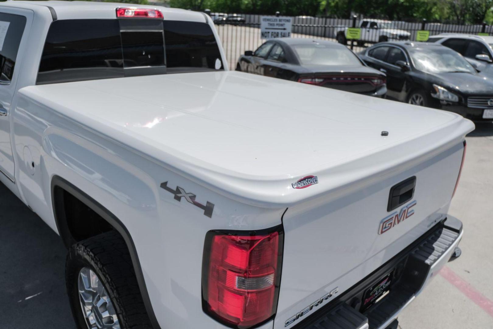 2015 White GMC Sierra 2500HD Denali Crew Cab 4WD (1GT120E80FF) with an 6.6L V8 OHV 16V DIESEL engine, 6-Speed Automatic transmission, located at 2401 E Main St., Grand Prairie, TX, 75050, (972) 262-4440, 32.748981, -96.969643 - Photo#77