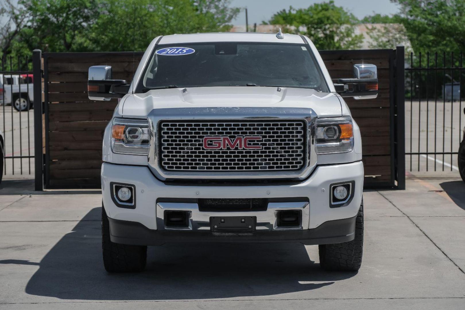 2015 White GMC Sierra 2500HD Denali Crew Cab 4WD (1GT120E80FF) with an 6.6L V8 OHV 16V DIESEL engine, 6-Speed Automatic transmission, located at 2401 E Main St., Grand Prairie, TX, 75050, (972) 262-4440, 32.748981, -96.969643 - Photo#7