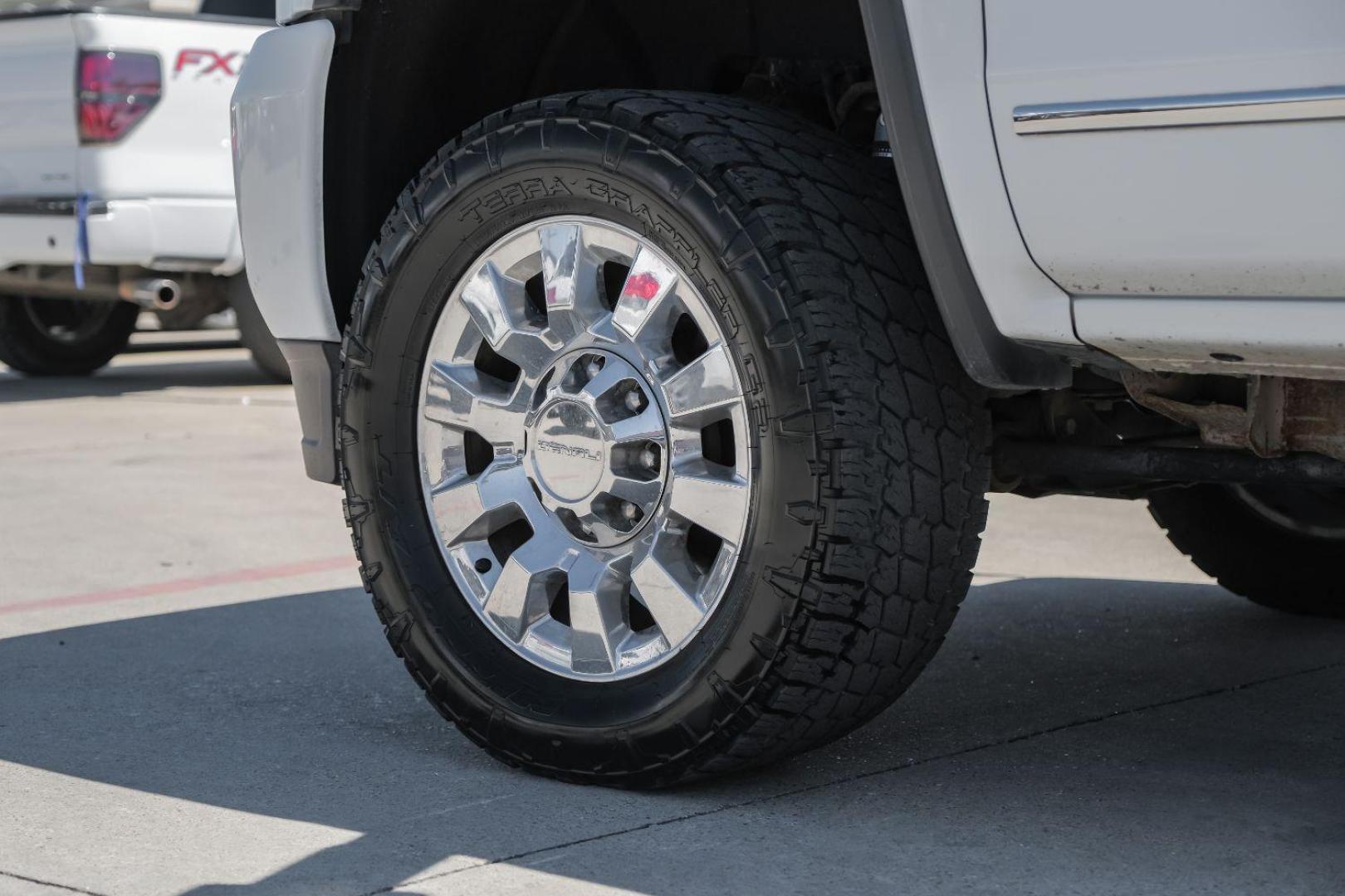 2015 White GMC Sierra 2500HD Denali Crew Cab 4WD (1GT120E80FF) with an 6.6L V8 OHV 16V DIESEL engine, 6-Speed Automatic transmission, located at 2401 E Main St., Grand Prairie, TX, 75050, (972) 262-4440, 32.748981, -96.969643 - Photo#80