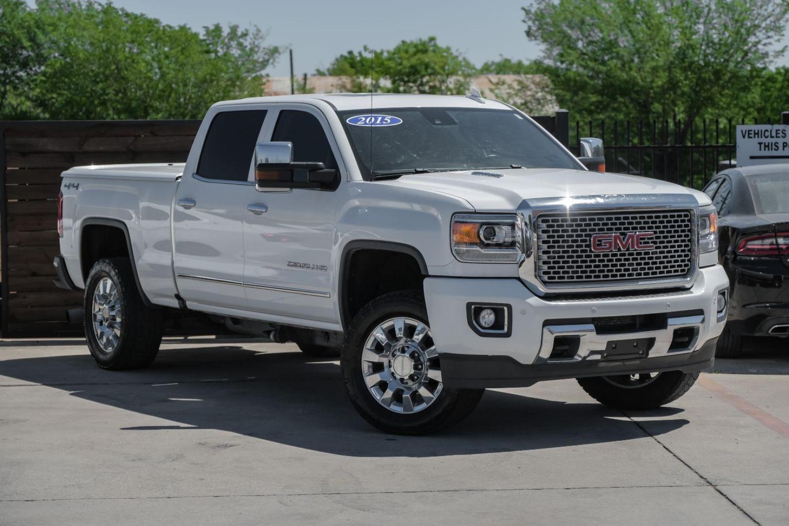 2015 White GMC Sierra 2500HD Denali Crew Cab 4WD (1GT120E80FF) with an 6.6L V8 OHV 16V DIESEL engine, 6-Speed Automatic transmission, located at 2401 E Main St., Grand Prairie, TX, 75050, (972) 262-4440, 32.748981, -96.969643 - Photo#8