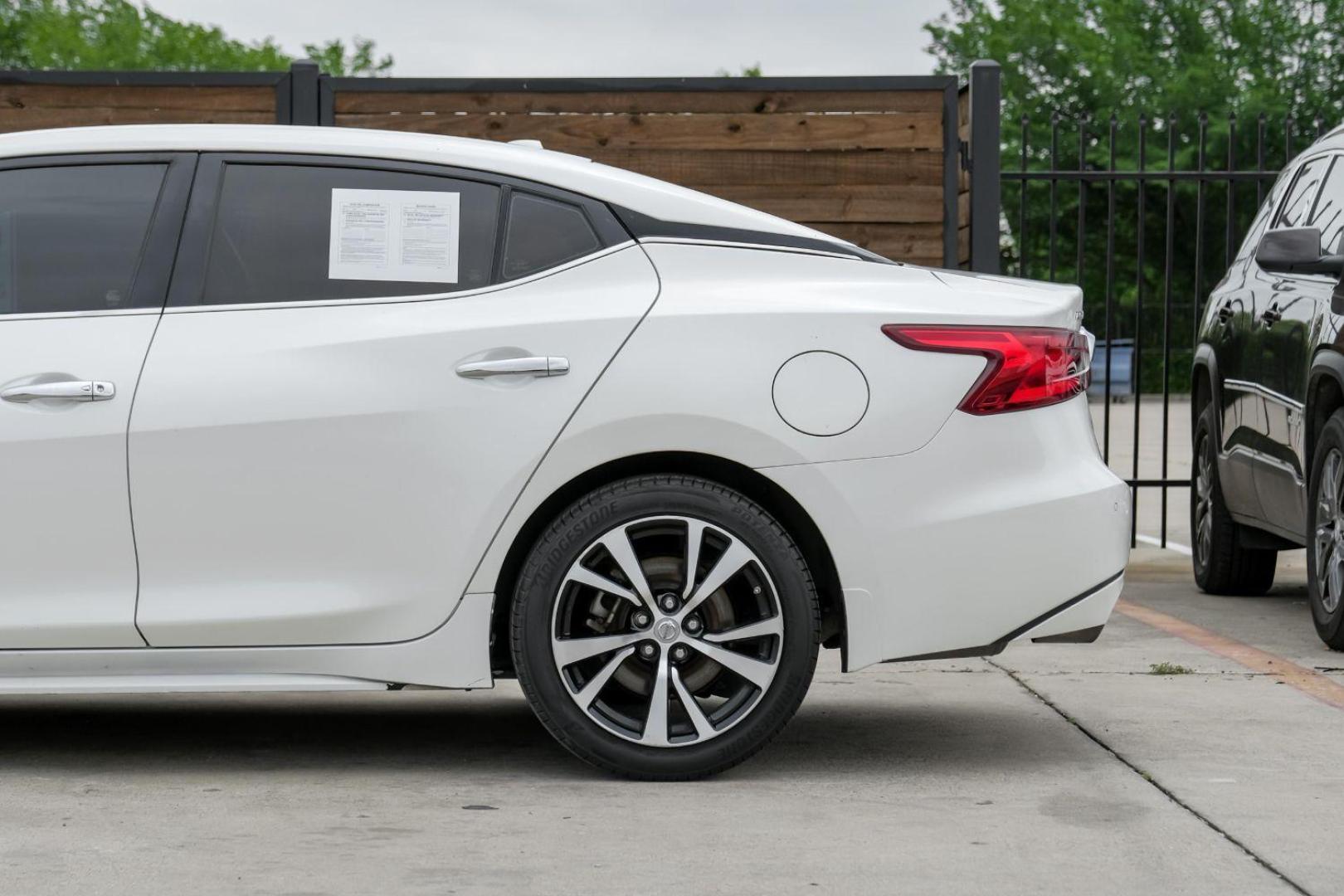 2018 WHITE Nissan Maxima 3.5 SL (1N4AA6AP2JC) with an 3.5L V6 DOHC 24V engine, Continuously Variable Transmission transmission, located at 2401 E Main St., Grand Prairie, TX, 75050, (972) 262-4440, 32.748981, -96.969643 - Photo#16