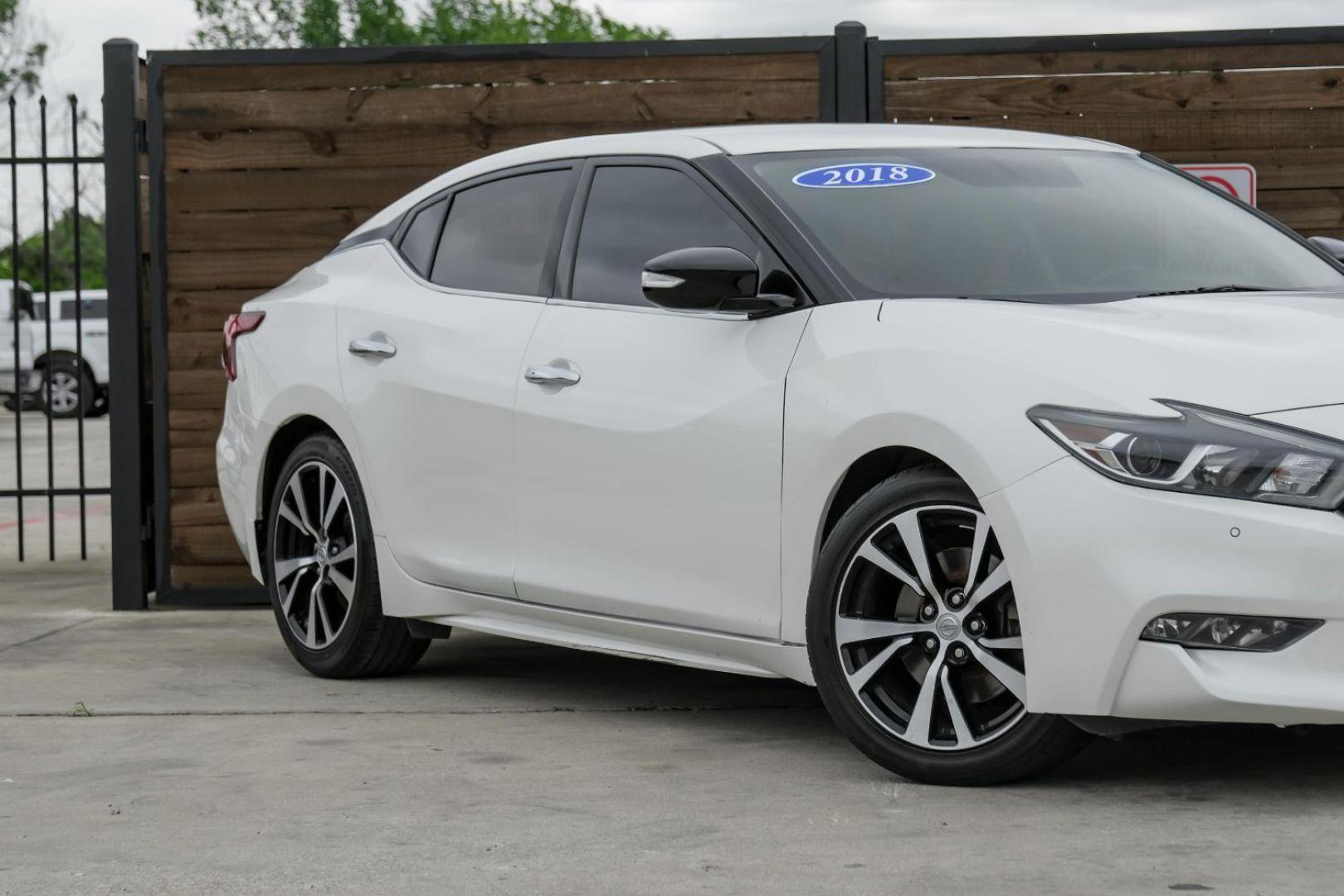 2018 WHITE Nissan Maxima 3.5 SL (1N4AA6AP2JC) with an 3.5L V6 DOHC 24V engine, Continuously Variable Transmission transmission, located at 2401 E Main St., Grand Prairie, TX, 75050, (972) 262-4440, 32.748981, -96.969643 - Photo#6