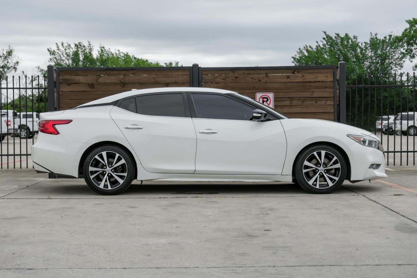 2018 WHITE Nissan Maxima 3.5 SL (1N4AA6AP2JC) with an 3.5L V6 DOHC 24V engine, Continuously Variable Transmission transmission, located at 2401 E Main St., Grand Prairie, TX, 75050, (972) 262-4440, 32.748981, -96.969643 - Photo#8