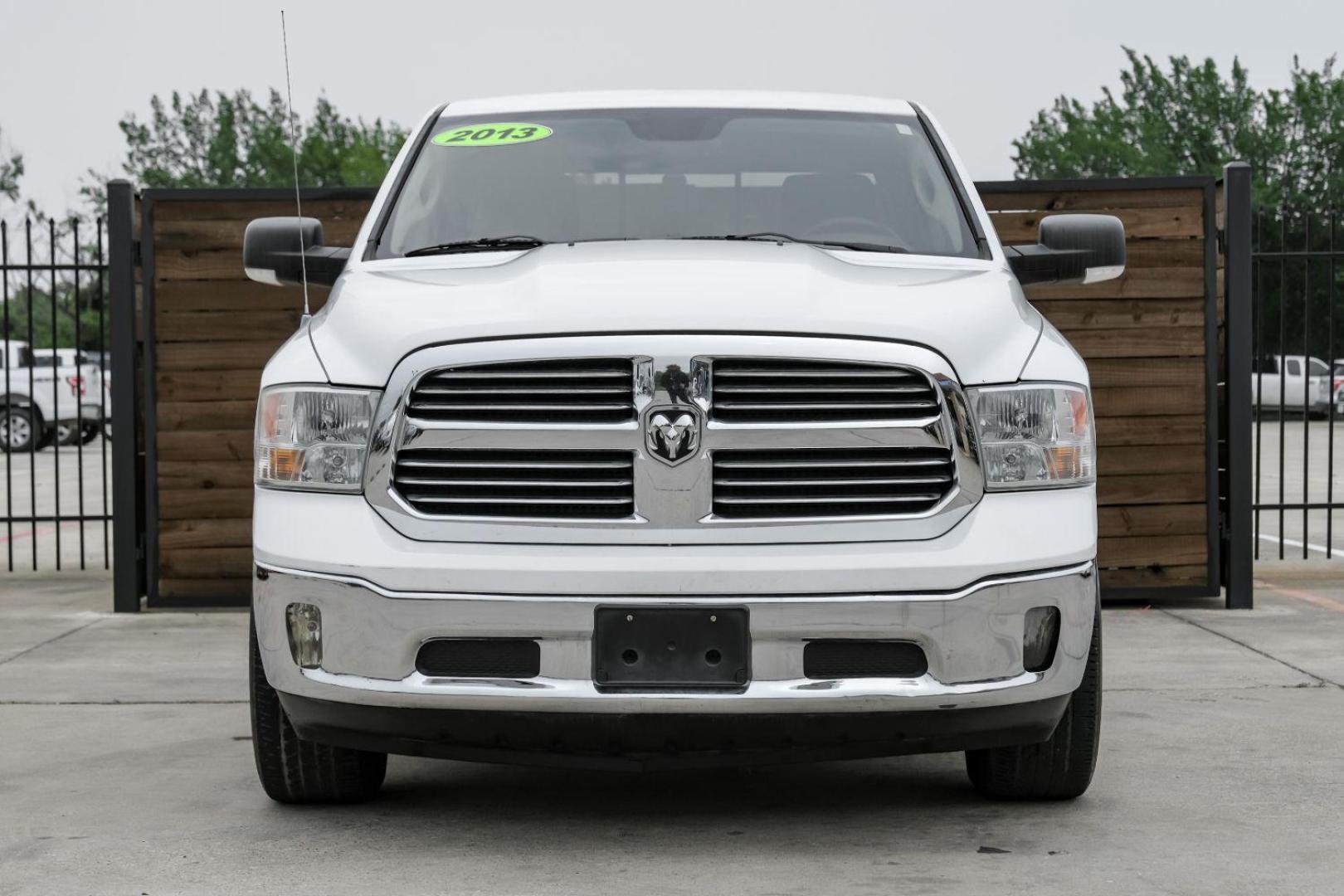 2013 White RAM 1500 SLT Crew Cab SWB 2WD (1C6RR6LT8DS) with an 5.7L V8 OHV 16V engine, 6-Speed Automatic transmission, located at 2401 E Main St., Grand Prairie, TX, 75050, (972) 262-4440, 32.748981, -96.969643 - Photo#4