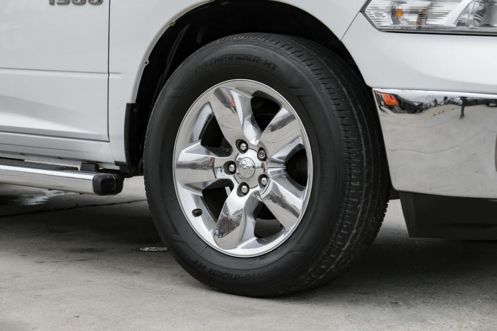 2013 White RAM 1500 SLT Crew Cab SWB 2WD (1C6RR6LT8DS) with an 5.7L V8 OHV 16V engine, 6-Speed Automatic transmission, located at 2401 E Main St., Grand Prairie, TX, 75050, (972) 262-4440, 32.748981, -96.969643 - Photo#54