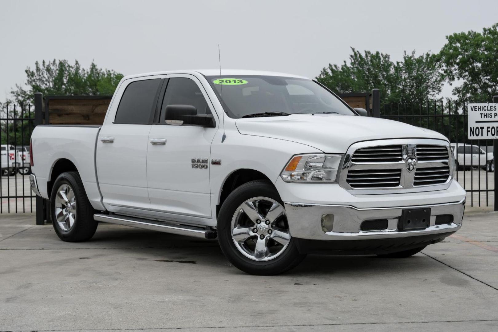 2013 White RAM 1500 SLT Crew Cab SWB 2WD (1C6RR6LT8DS) with an 5.7L V8 OHV 16V engine, 6-Speed Automatic transmission, located at 2401 E Main St., Grand Prairie, TX, 75050, (972) 262-4440, 32.748981, -96.969643 - Photo#5