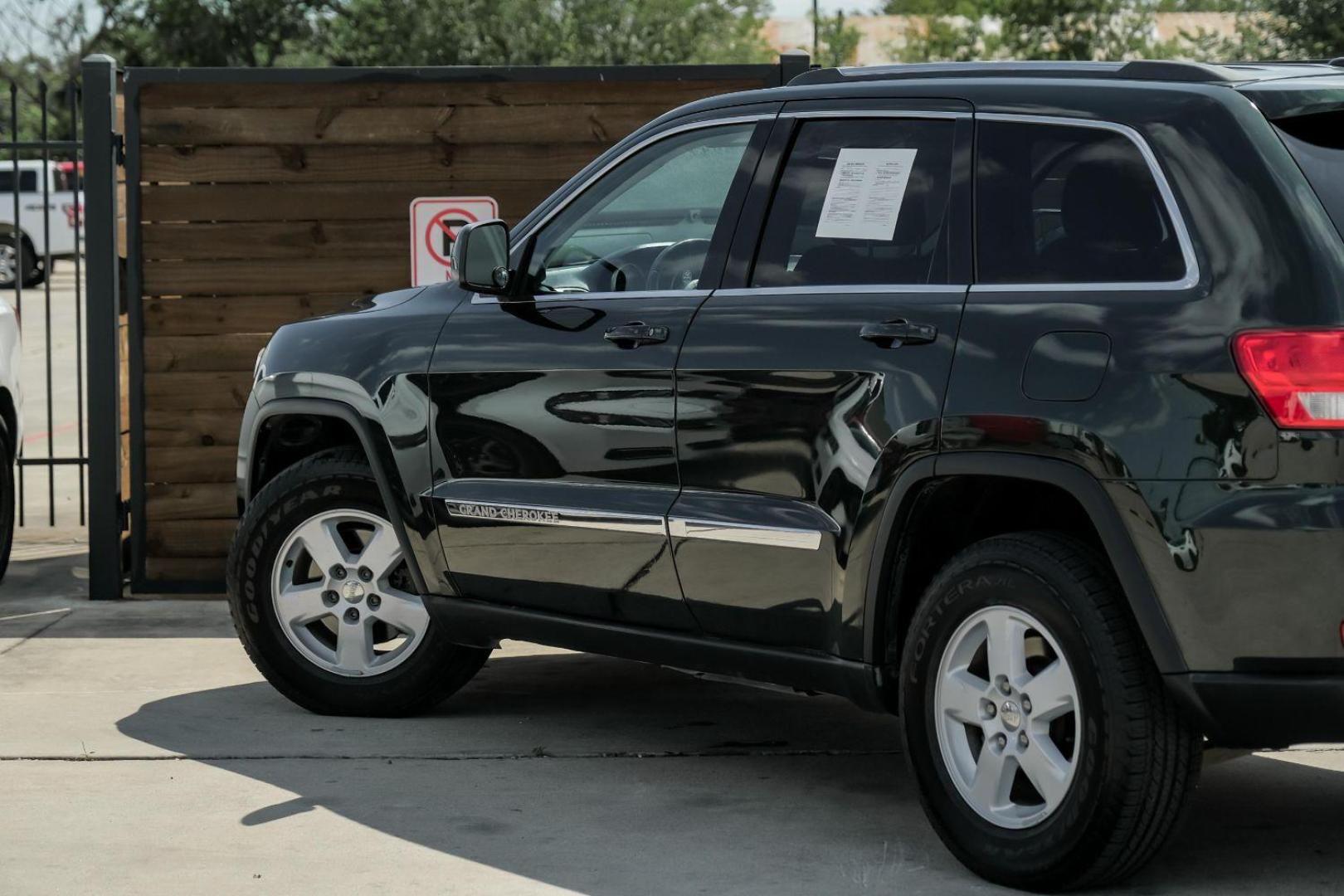 2011 GREEN Jeep Grand Cherokee Laredo 4WD (1J4RR4GG1BC) with an 3.6L V6 DOHC 24V engine, 5-Speed Automatic transmission, located at 2401 E Main St., Grand Prairie, TX, 75050, (972) 262-4440, 32.748981, -96.969643 - Photo#12