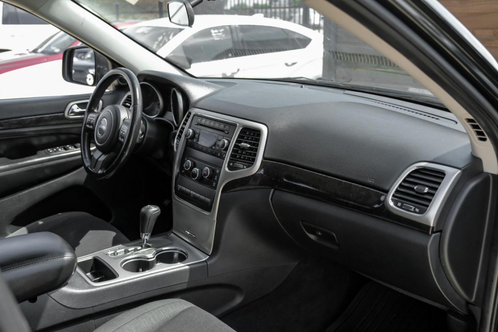 2011 GREEN Jeep Grand Cherokee Laredo 4WD (1J4RR4GG1BC) with an 3.6L V6 DOHC 24V engine, 5-Speed Automatic transmission, located at 2401 E Main St., Grand Prairie, TX, 75050, (972) 262-4440, 32.748981, -96.969643 - Photo#17