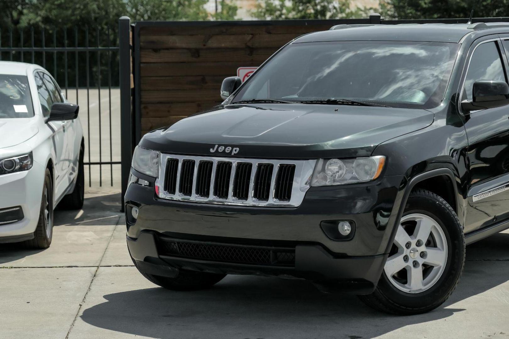 2011 GREEN Jeep Grand Cherokee Laredo 4WD (1J4RR4GG1BC) with an 3.6L V6 DOHC 24V engine, 5-Speed Automatic transmission, located at 2401 E Main St., Grand Prairie, TX, 75050, (972) 262-4440, 32.748981, -96.969643 - Photo#4