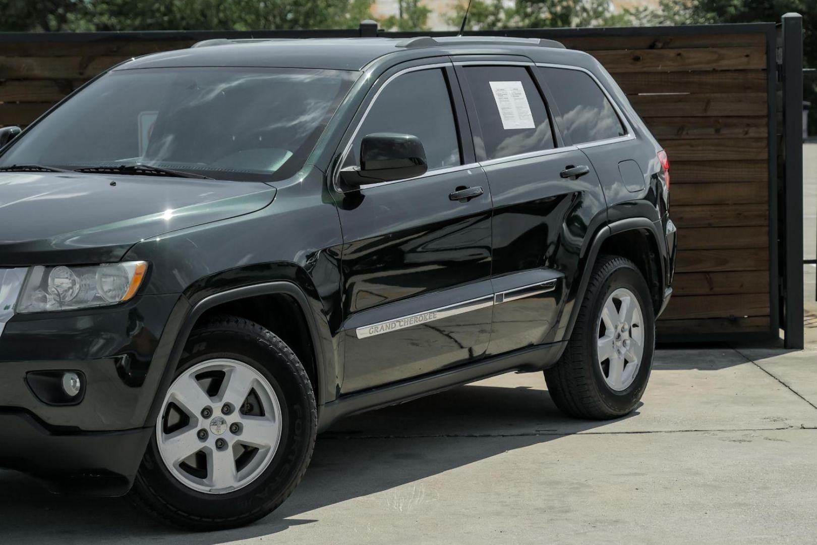 2011 GREEN Jeep Grand Cherokee Laredo 4WD (1J4RR4GG1BC) with an 3.6L V6 DOHC 24V engine, 5-Speed Automatic transmission, located at 2401 E Main St., Grand Prairie, TX, 75050, (972) 262-4440, 32.748981, -96.969643 - Photo#5