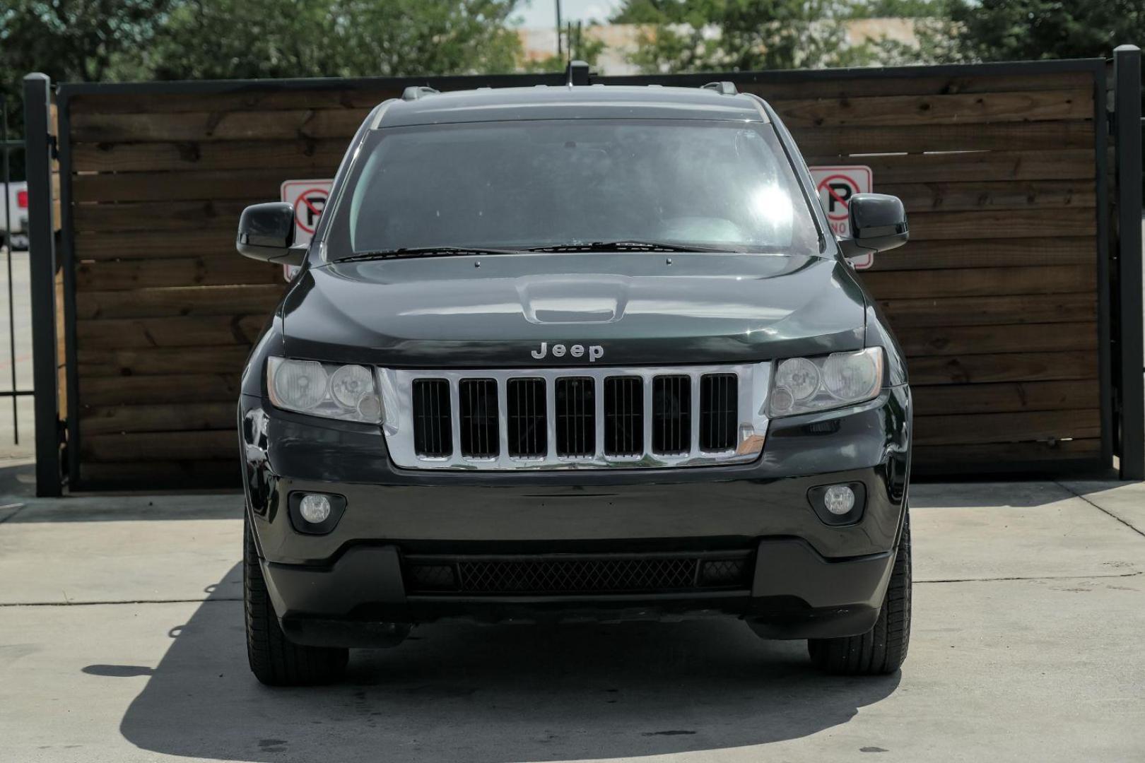 2011 GREEN Jeep Grand Cherokee Laredo 4WD (1J4RR4GG1BC) with an 3.6L V6 DOHC 24V engine, 5-Speed Automatic transmission, located at 2401 E Main St., Grand Prairie, TX, 75050, (972) 262-4440, 32.748981, -96.969643 - Photo#6