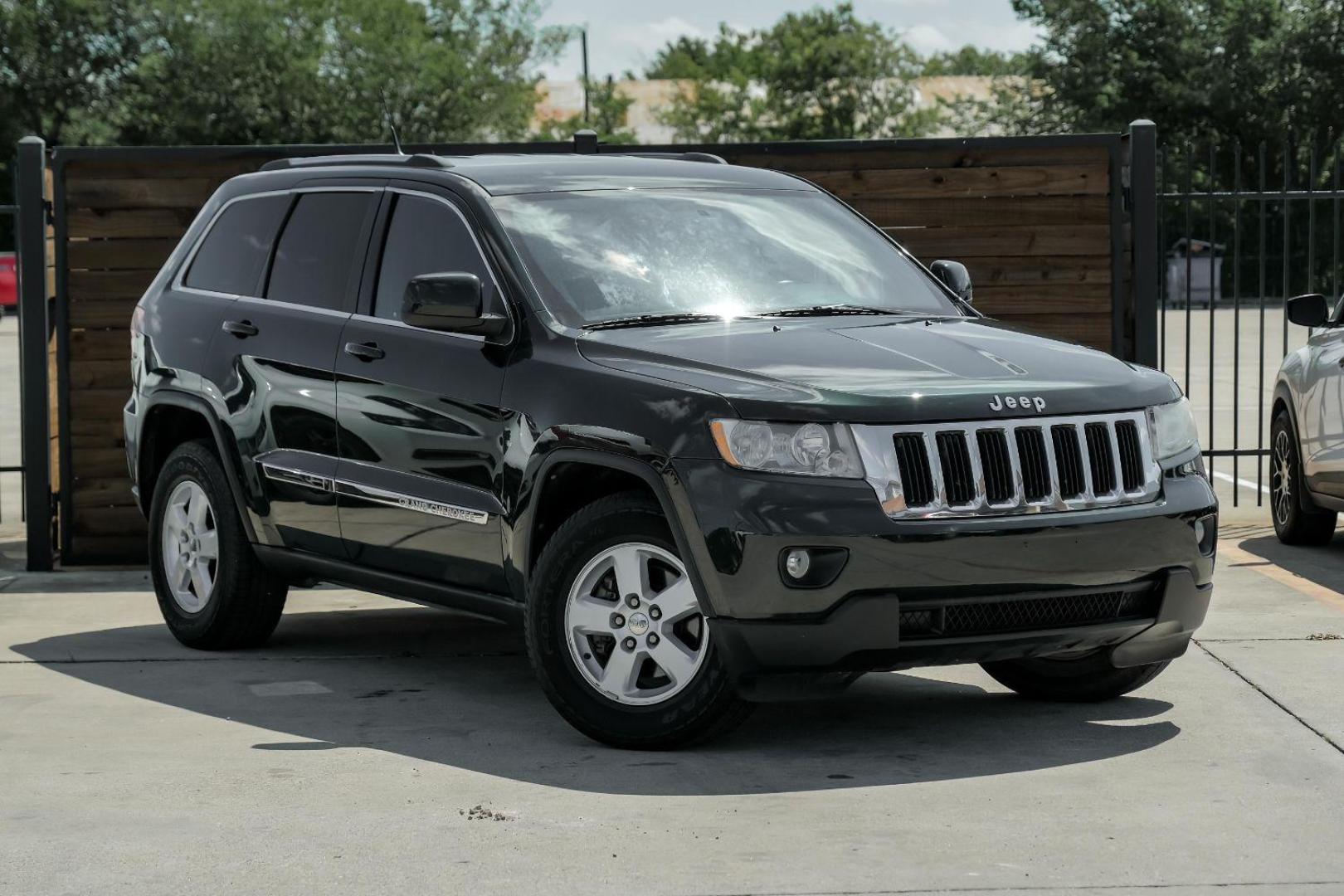 2011 GREEN Jeep Grand Cherokee Laredo 4WD (1J4RR4GG1BC) with an 3.6L V6 DOHC 24V engine, 5-Speed Automatic transmission, located at 2401 E Main St., Grand Prairie, TX, 75050, (972) 262-4440, 32.748981, -96.969643 - Photo#7