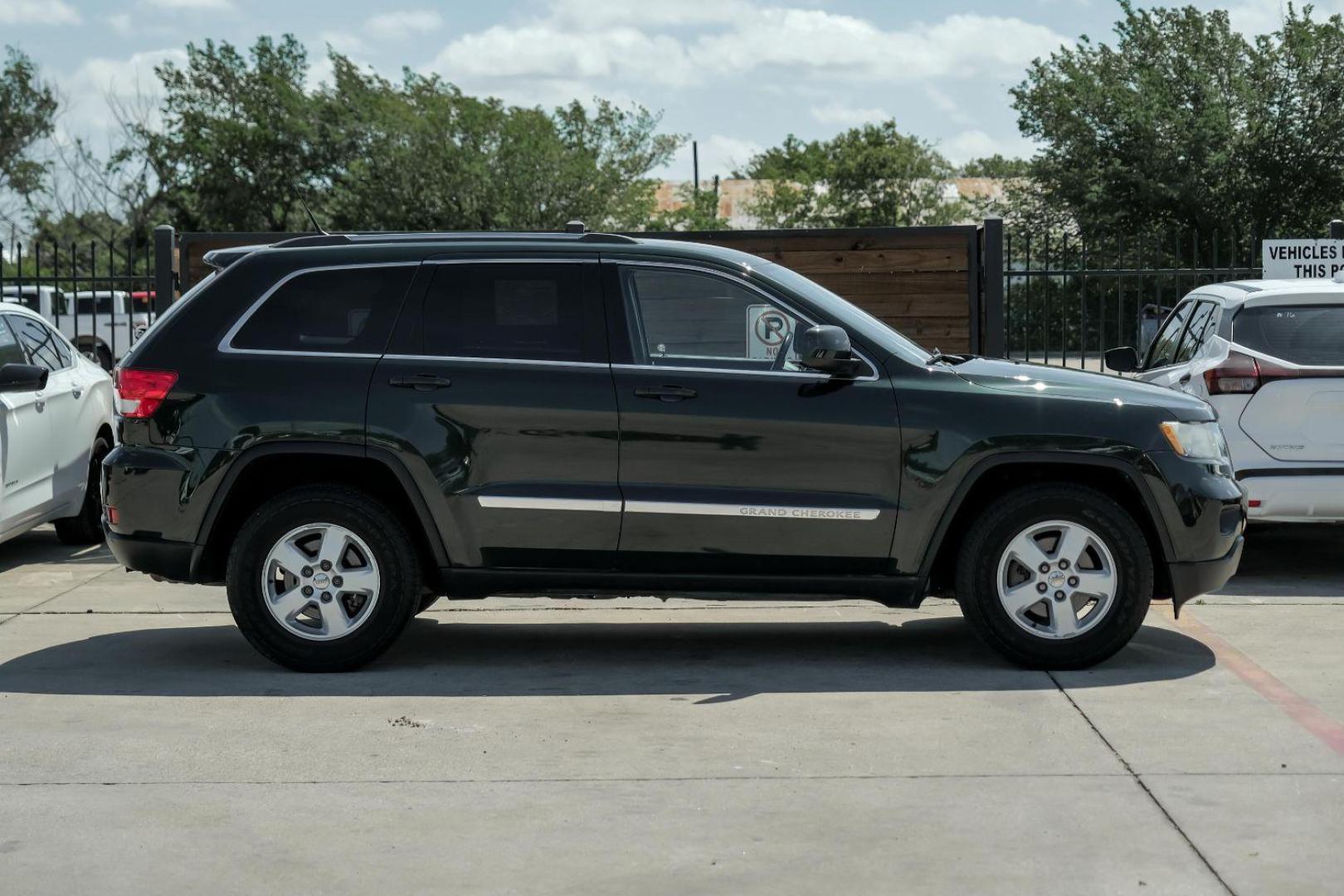 2011 GREEN Jeep Grand Cherokee Laredo 4WD (1J4RR4GG1BC) with an 3.6L V6 DOHC 24V engine, 5-Speed Automatic transmission, located at 2401 E Main St., Grand Prairie, TX, 75050, (972) 262-4440, 32.748981, -96.969643 - Photo#8