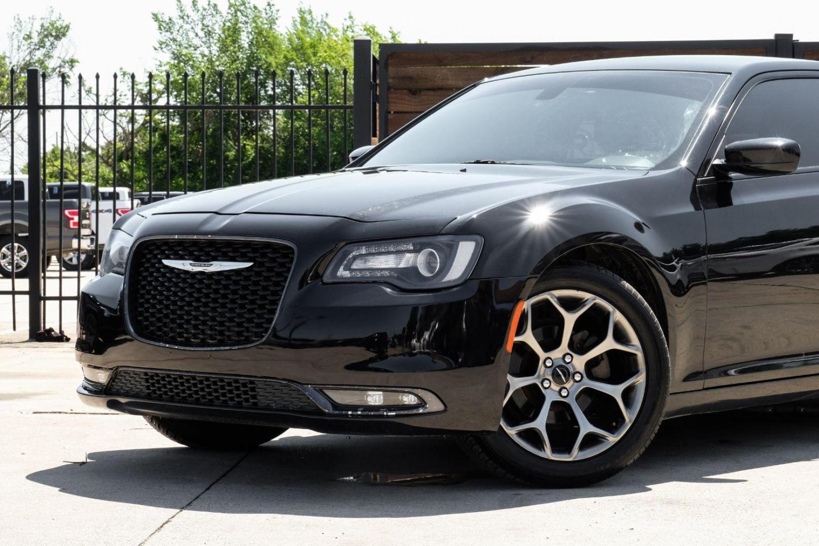 2016 BLACK Chrysler 300 S V6 RWD (2C3CCABG0GH) with an 3.6L V6 DOHC 24V engine, 8-Speed Automatic transmission, located at 2401 E Main St., Grand Prairie, TX, 75050, (972) 262-4440, 32.748981, -96.969643 - Photo#4