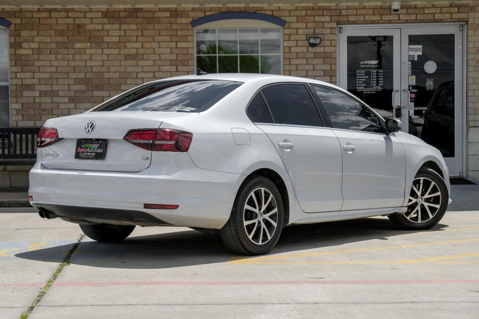 2017 white Volkswagen Jetta 1.4T SE 6A (3VWDB7AJ6HM) with an 1.4L L4 DOHC 16V engine, 6-Speed Automatic transmission, located at 2401 E Main St., Grand Prairie, TX, 75050, (972) 262-4440, 32.748981, -96.969643 - Photo#10