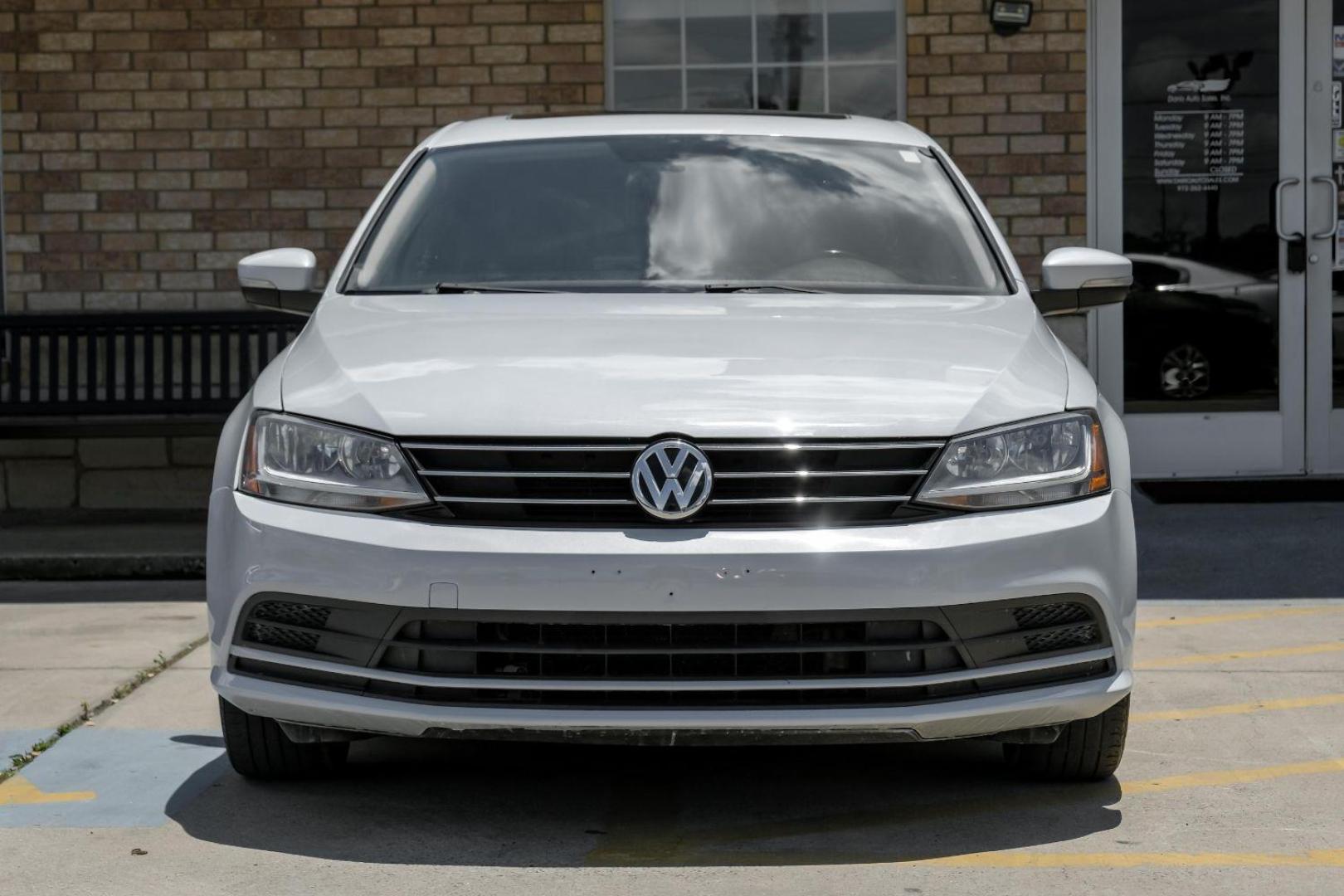 2017 white Volkswagen Jetta 1.4T SE 6A (3VWDB7AJ6HM) with an 1.4L L4 DOHC 16V engine, 6-Speed Automatic transmission, located at 2401 E Main St., Grand Prairie, TX, 75050, (972) 262-4440, 32.748981, -96.969643 - Photo#5