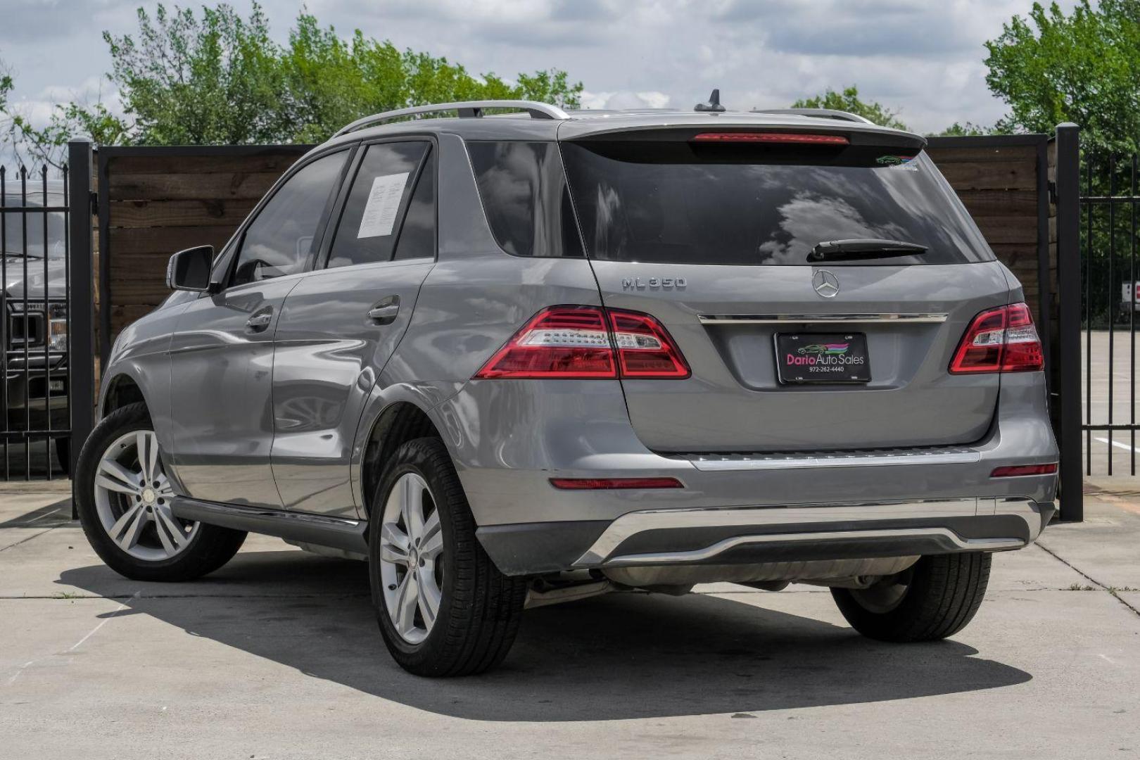 2013 silver Mercedes-Benz M-Class ML350 4MATIC (4JGDA5JB9DA) with an 3.5L V6 DOHC 24V engine, 7-Speed Automatic transmission, located at 2401 E Main St., Grand Prairie, TX, 75050, (972) 262-4440, 32.748981, -96.969643 - Photo#12