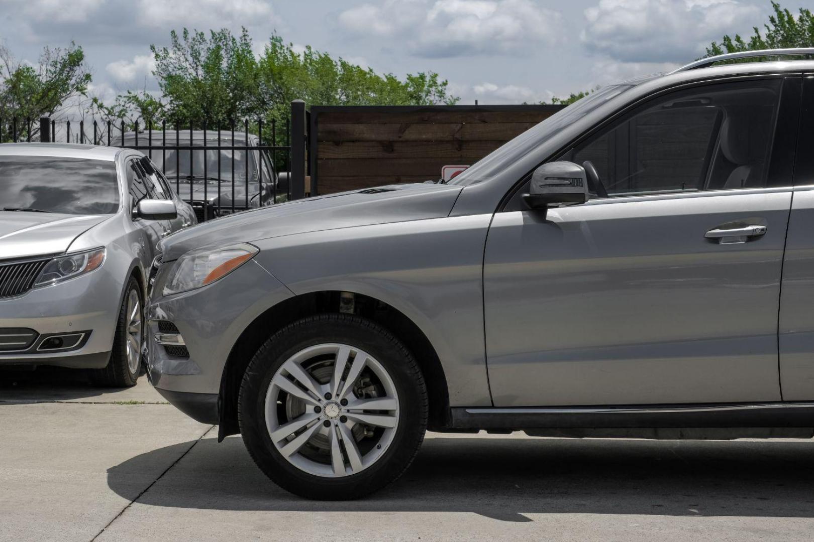 2013 silver Mercedes-Benz M-Class ML350 4MATIC (4JGDA5JB9DA) with an 3.5L V6 DOHC 24V engine, 7-Speed Automatic transmission, located at 2401 E Main St., Grand Prairie, TX, 75050, (972) 262-4440, 32.748981, -96.969643 - Photo#16