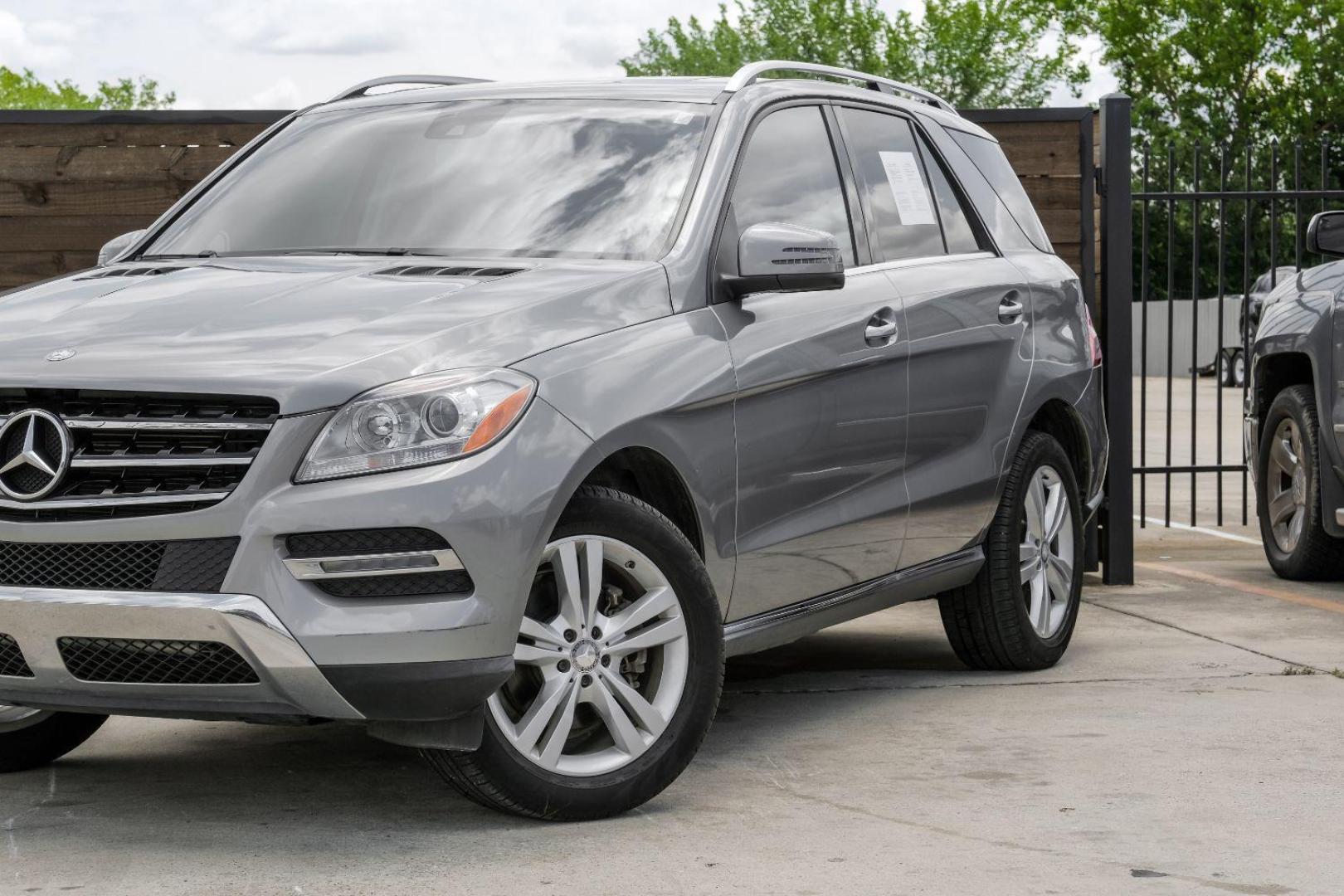 2013 silver Mercedes-Benz M-Class ML350 4MATIC (4JGDA5JB9DA) with an 3.5L V6 DOHC 24V engine, 7-Speed Automatic transmission, located at 2401 E Main St., Grand Prairie, TX, 75050, (972) 262-4440, 32.748981, -96.969643 - Photo#6