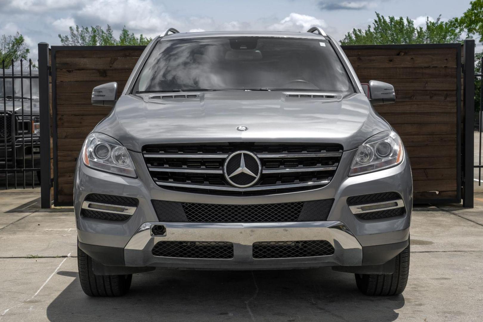 2013 silver Mercedes-Benz M-Class ML350 4MATIC (4JGDA5JB9DA) with an 3.5L V6 DOHC 24V engine, 7-Speed Automatic transmission, located at 2401 E Main St., Grand Prairie, TX, 75050, (972) 262-4440, 32.748981, -96.969643 - Photo#7