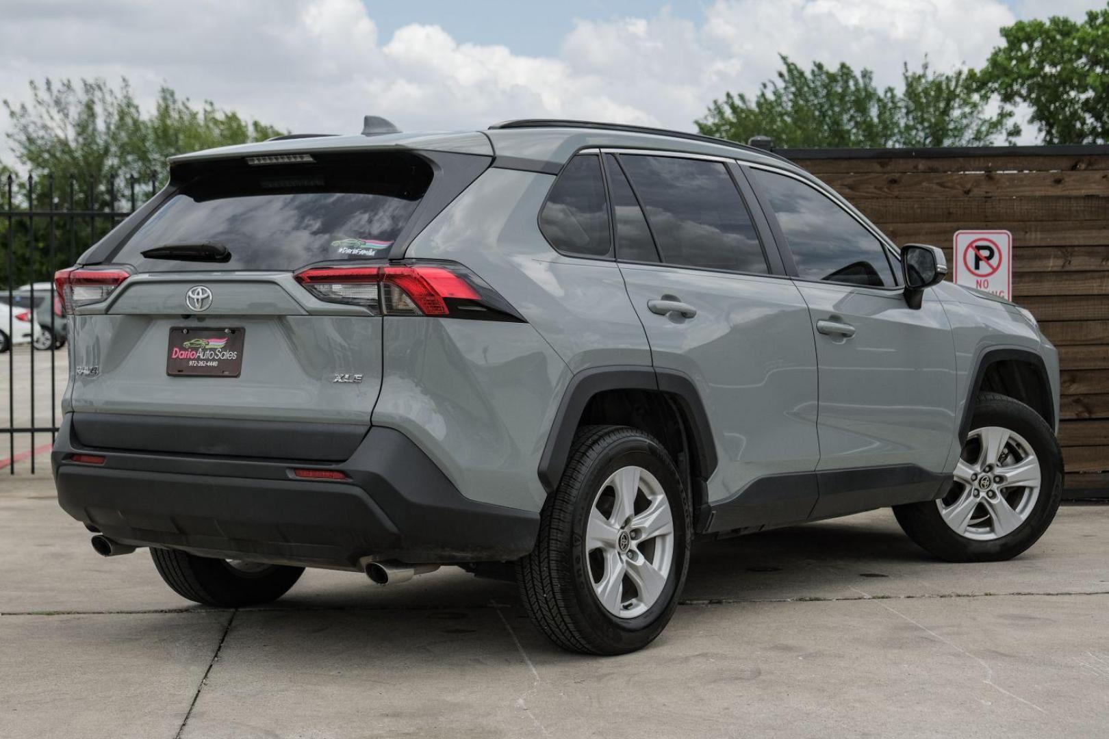 2021 GRAY Toyota RAV4 XLE (2T3W1RFV0MW) with an 2.5L L4 DOHC 16V engine, 8-Speed Automatic transmission, located at 2401 E Main St., Grand Prairie, TX, 75050, (972) 262-4440, 32.748981, -96.969643 - Photo#9