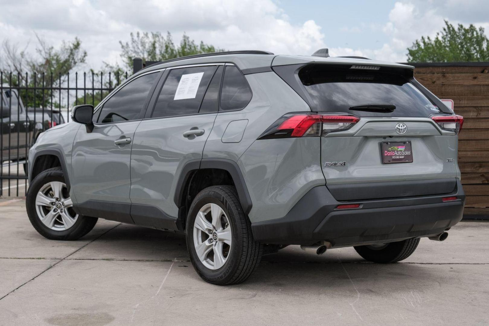 2021 GRAY Toyota RAV4 XLE (2T3W1RFV0MW) with an 2.5L L4 DOHC 16V engine, 8-Speed Automatic transmission, located at 2401 E Main St., Grand Prairie, TX, 75050, (972) 262-4440, 32.748981, -96.969643 - Photo#11