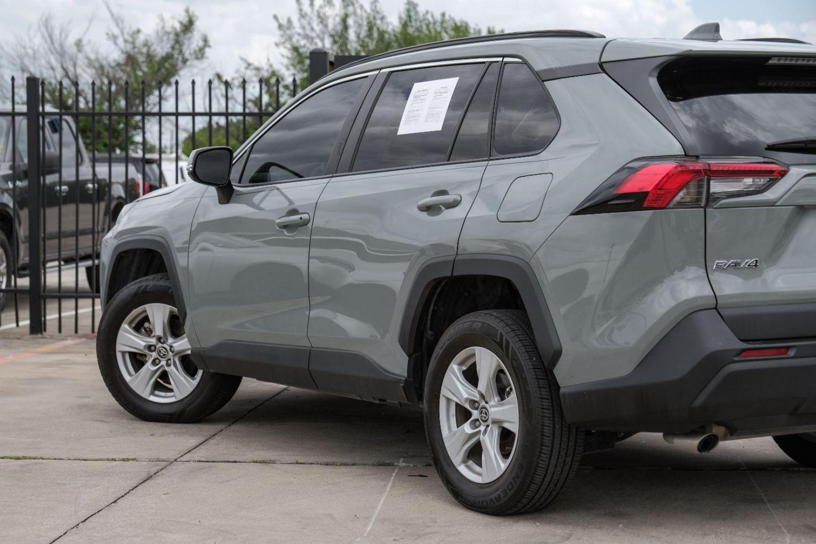 2021 GRAY Toyota RAV4 XLE (2T3W1RFV0MW) with an 2.5L L4 DOHC 16V engine, 8-Speed Automatic transmission, located at 2401 E Main St., Grand Prairie, TX, 75050, (972) 262-4440, 32.748981, -96.969643 - Photo#12