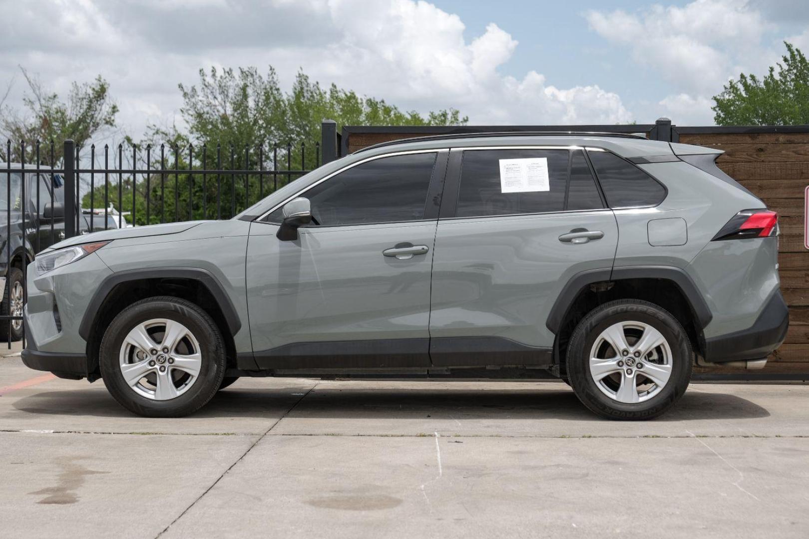 2021 GRAY Toyota RAV4 XLE (2T3W1RFV0MW) with an 2.5L L4 DOHC 16V engine, 8-Speed Automatic transmission, located at 2401 E Main St., Grand Prairie, TX, 75050, (972) 262-4440, 32.748981, -96.969643 - Photo#14