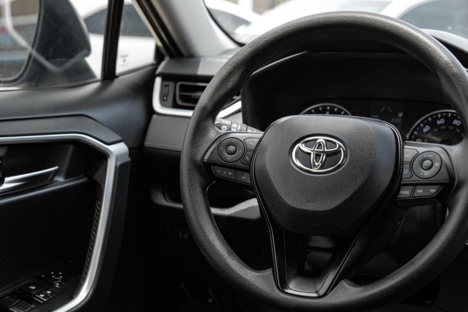 2021 GRAY Toyota RAV4 XLE (2T3W1RFV0MW) with an 2.5L L4 DOHC 16V engine, 8-Speed Automatic transmission, located at 2401 E Main St., Grand Prairie, TX, 75050, (972) 262-4440, 32.748981, -96.969643 - Photo#21