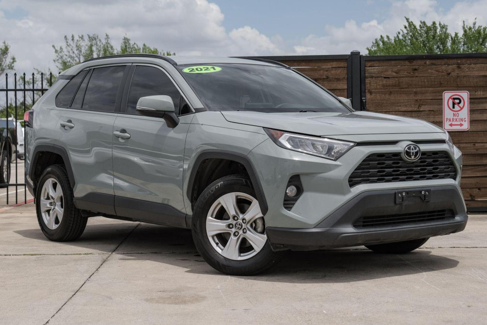 2021 GRAY Toyota RAV4 XLE (2T3W1RFV0MW) with an 2.5L L4 DOHC 16V engine, 8-Speed Automatic transmission, located at 2401 E Main St., Grand Prairie, TX, 75050, (972) 262-4440, 32.748981, -96.969643 - Photo#5