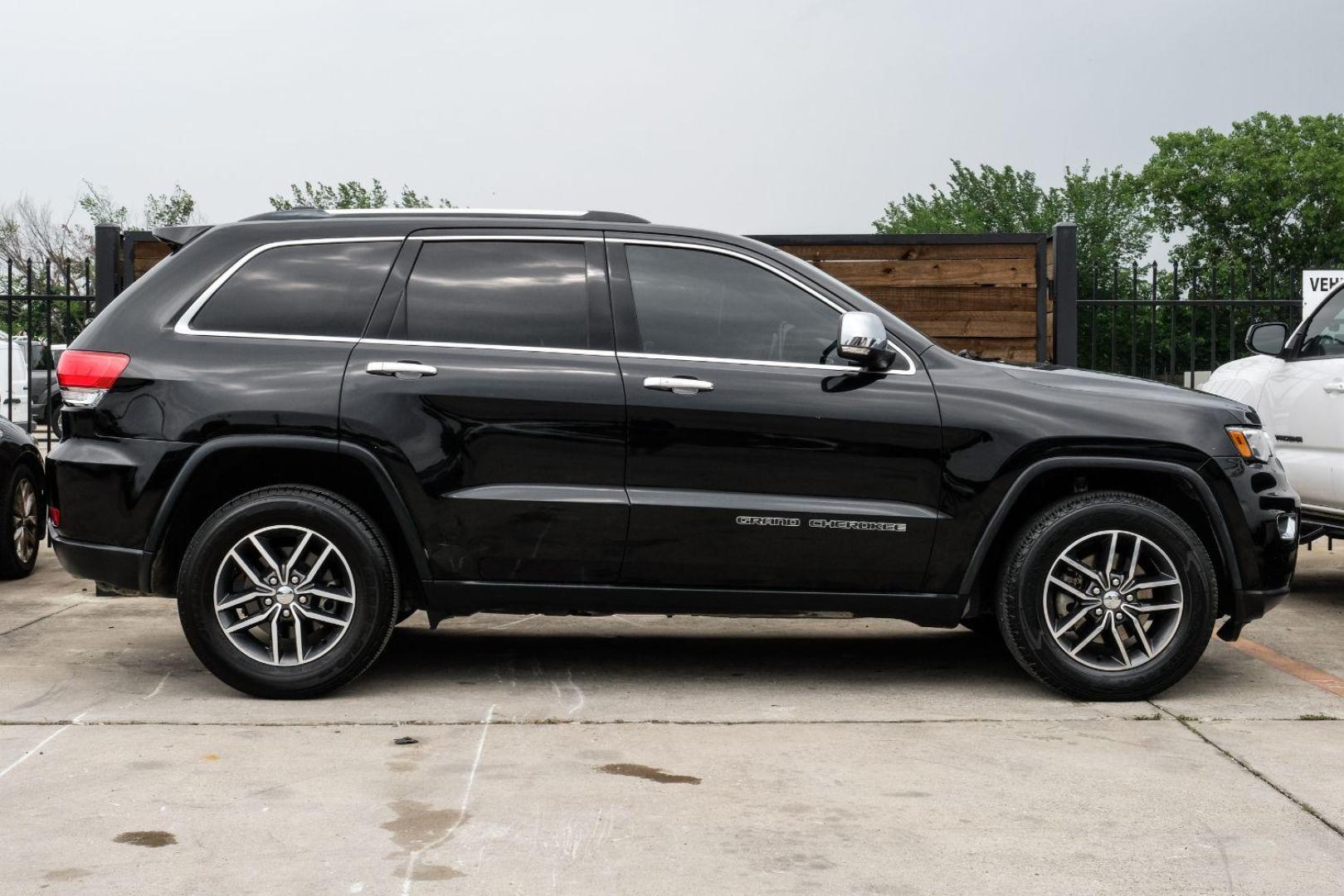 2017 BLACK Jeep Grand Cherokee Limited 4WD (1C4RJFBG3HC) with an 3.6L V6 DOHC 24V engine, 8-Speed Automatic transmission, located at 2401 E Main St., Grand Prairie, TX, 75050, (972) 262-4440, 32.748981, -96.969643 - Photo#9