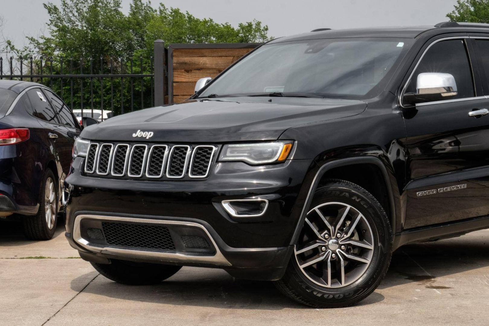 2017 BLACK Jeep Grand Cherokee Limited 4WD (1C4RJFBG3HC) with an 3.6L V6 DOHC 24V engine, 8-Speed Automatic transmission, located at 2401 E Main St., Grand Prairie, TX, 75050, (972) 262-4440, 32.748981, -96.969643 - Photo#5