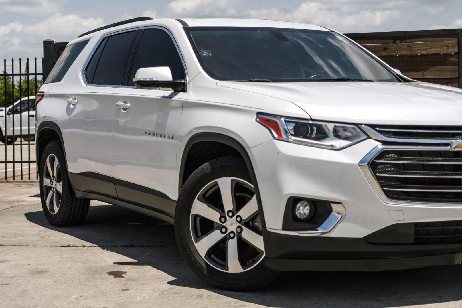 2020 WHITE Chevrolet Traverse SPORT UTILITY 4-DR (1GNERHKW4LJ) with an 3.6L V6 DOHC 24V engine, 9-Speed Automatic transmission, located at 2401 E Main St., Grand Prairie, TX, 75050, (972) 262-4440, 32.748981, -96.969643 - Photo#9