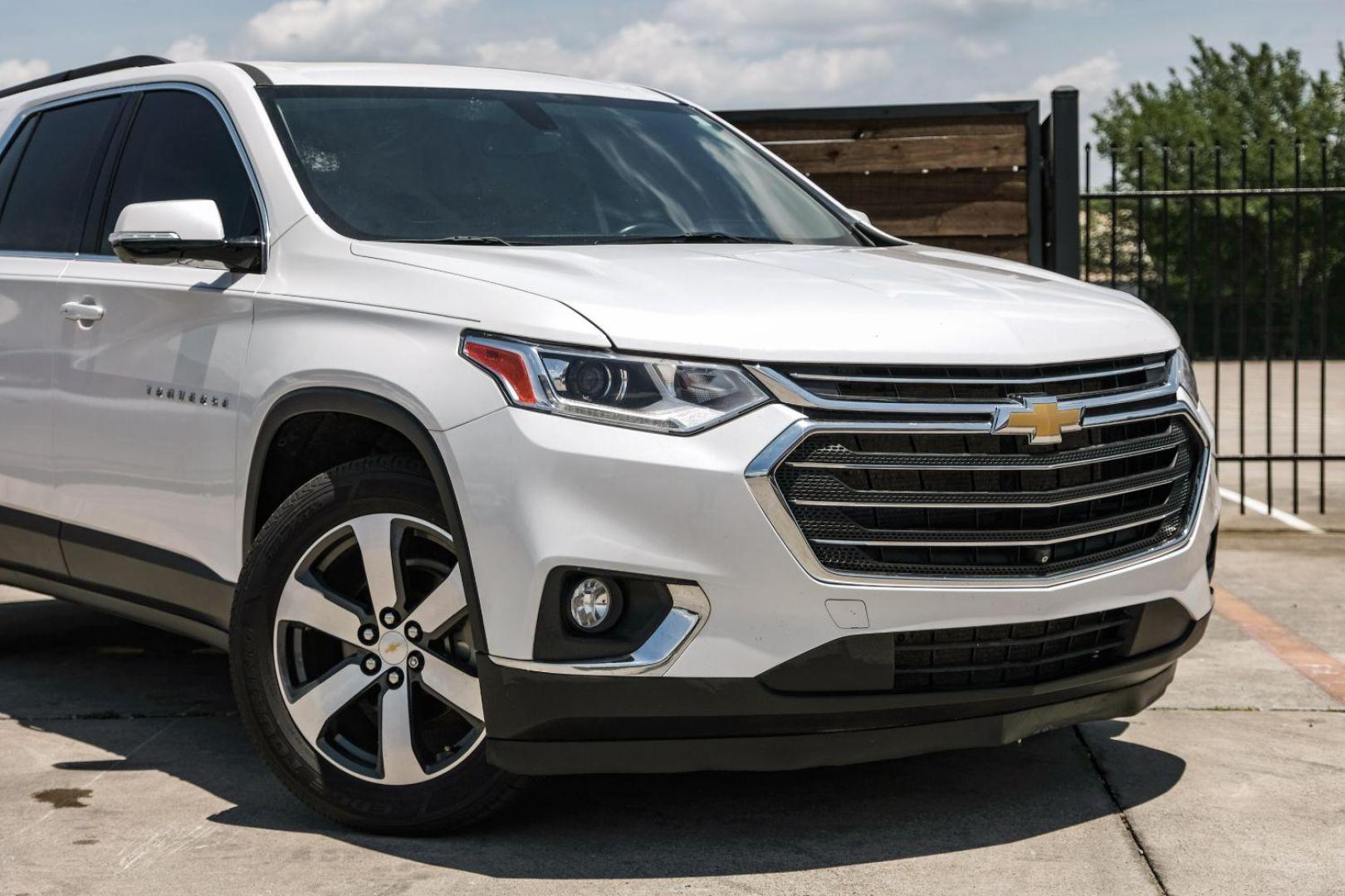 2020 WHITE Chevrolet Traverse SPORT UTILITY 4-DR (1GNERHKW4LJ) with an 3.6L V6 DOHC 24V engine, 9-Speed Automatic transmission, located at 2401 E Main St., Grand Prairie, TX, 75050, (972) 262-4440, 32.748981, -96.969643 - Photo#10