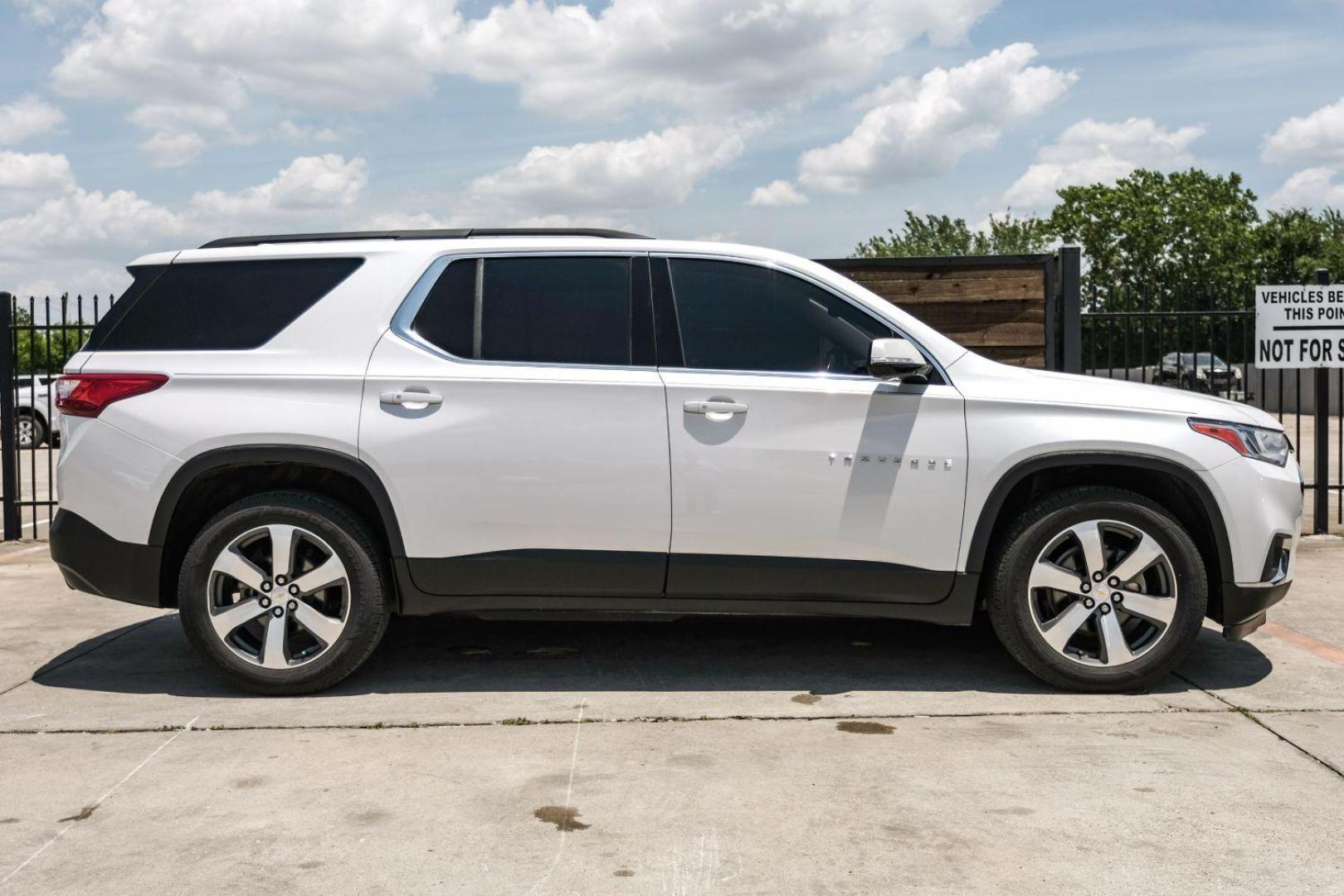 2020 WHITE Chevrolet Traverse SPORT UTILITY 4-DR (1GNERHKW4LJ) with an 3.6L V6 DOHC 24V engine, 9-Speed Automatic transmission, located at 2401 E Main St., Grand Prairie, TX, 75050, (972) 262-4440, 32.748981, -96.969643 - Photo#11