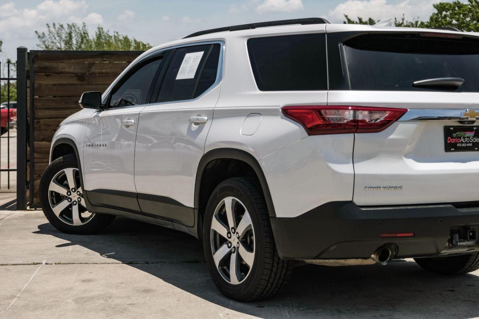 2020 WHITE Chevrolet Traverse SPORT UTILITY 4-DR (1GNERHKW4LJ) with an 3.6L V6 DOHC 24V engine, 9-Speed Automatic transmission, located at 2401 E Main St., Grand Prairie, TX, 75050, (972) 262-4440, 32.748981, -96.969643 - Photo#17