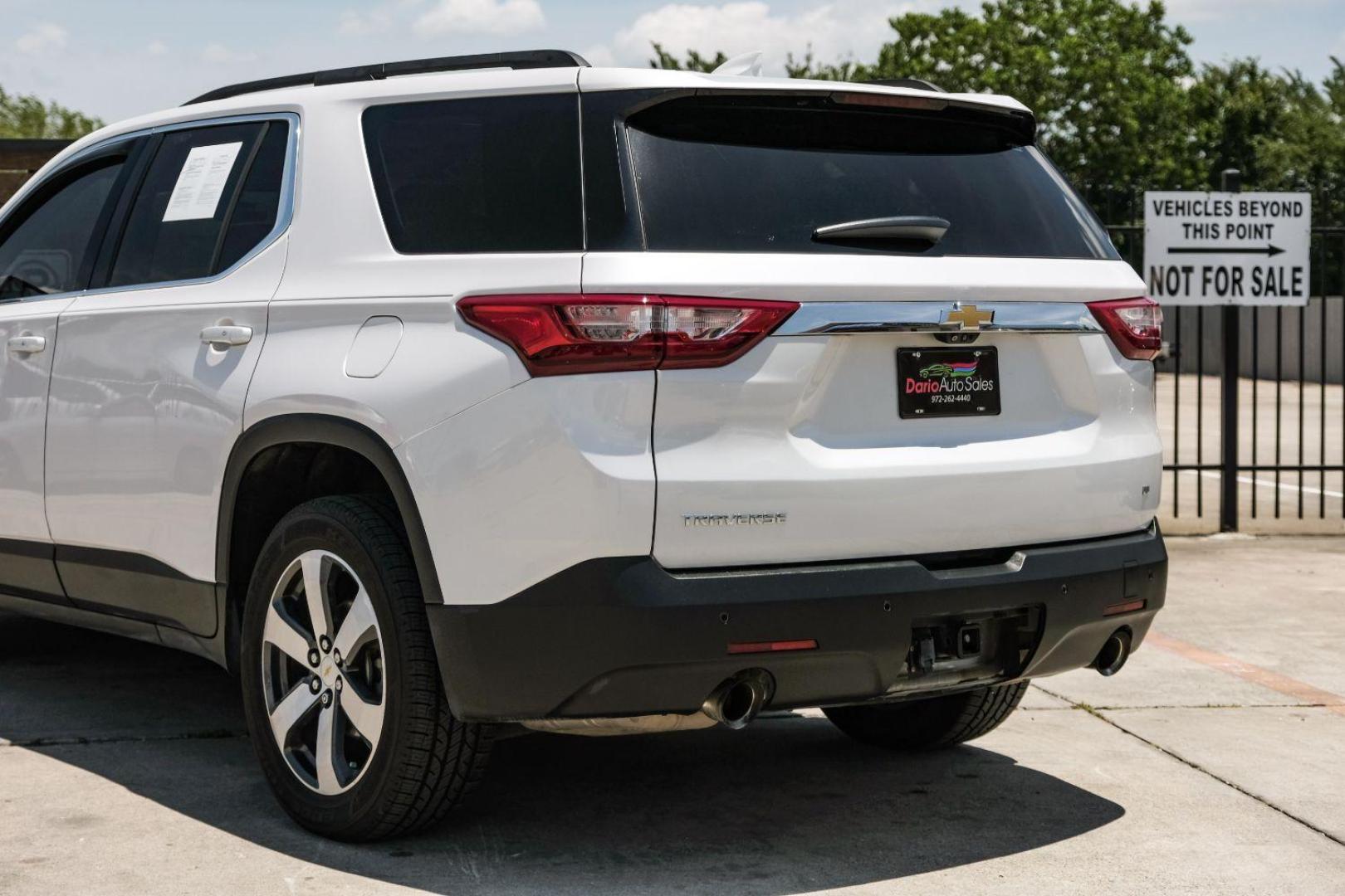 2020 WHITE Chevrolet Traverse SPORT UTILITY 4-DR (1GNERHKW4LJ) with an 3.6L V6 DOHC 24V engine, 9-Speed Automatic transmission, located at 2401 E Main St., Grand Prairie, TX, 75050, (972) 262-4440, 32.748981, -96.969643 - Photo#18