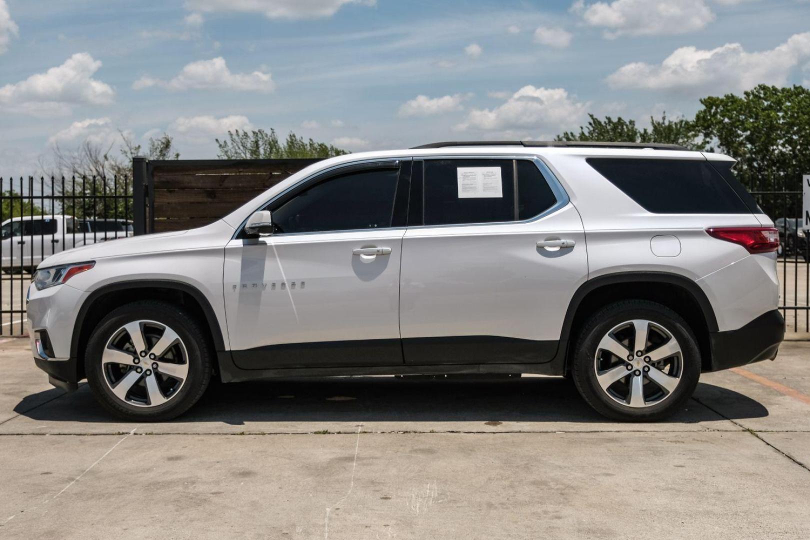 2020 WHITE Chevrolet Traverse SPORT UTILITY 4-DR (1GNERHKW4LJ) with an 3.6L V6 DOHC 24V engine, 9-Speed Automatic transmission, located at 2401 E Main St., Grand Prairie, TX, 75050, (972) 262-4440, 32.748981, -96.969643 - Photo#19