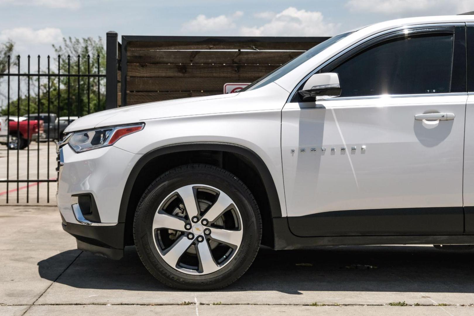 2020 WHITE Chevrolet Traverse SPORT UTILITY 4-DR (1GNERHKW4LJ) with an 3.6L V6 DOHC 24V engine, 9-Speed Automatic transmission, located at 2401 E Main St., Grand Prairie, TX, 75050, (972) 262-4440, 32.748981, -96.969643 - Photo#20