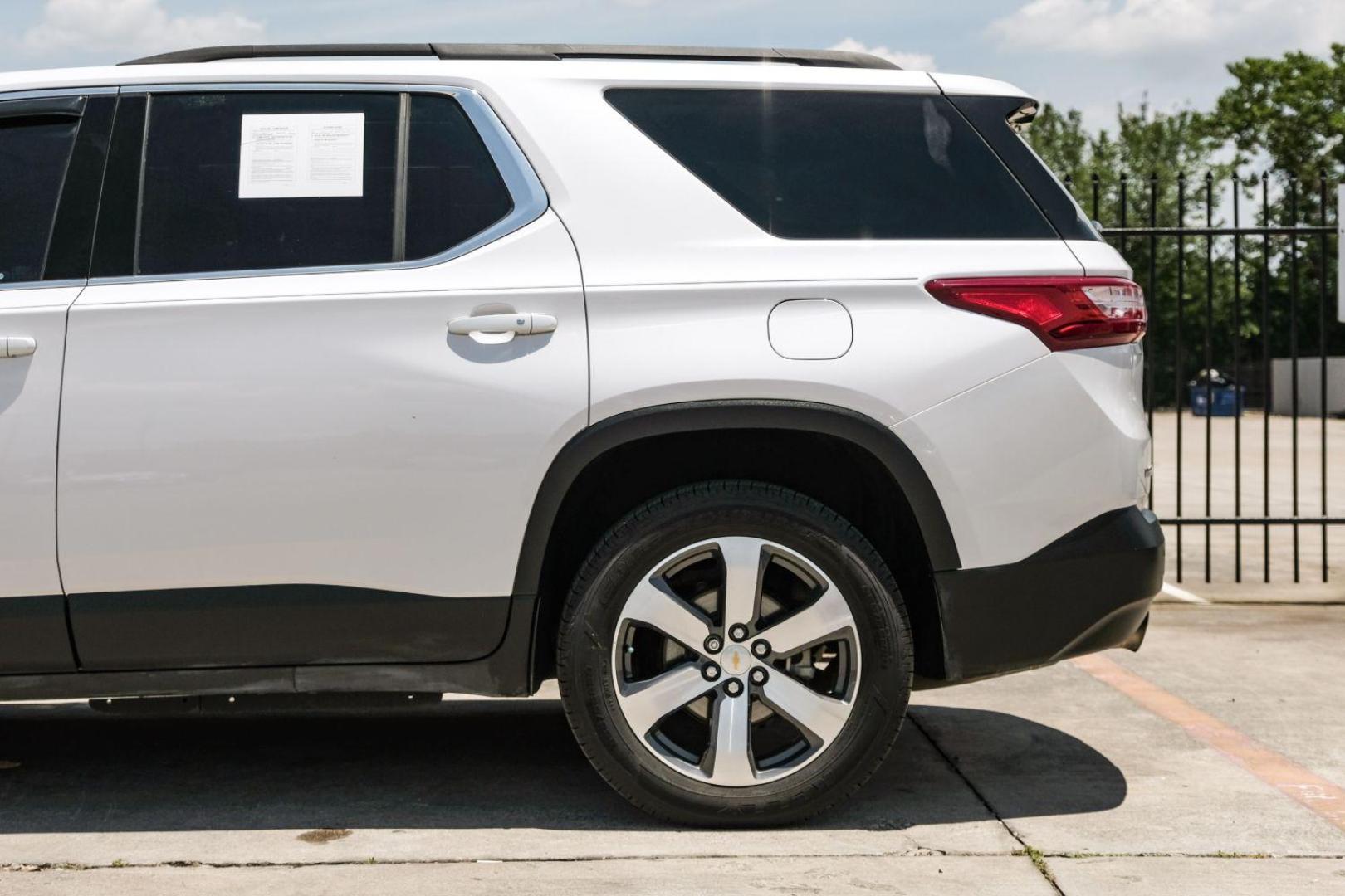 2020 WHITE Chevrolet Traverse SPORT UTILITY 4-DR (1GNERHKW4LJ) with an 3.6L V6 DOHC 24V engine, 9-Speed Automatic transmission, located at 2401 E Main St., Grand Prairie, TX, 75050, (972) 262-4440, 32.748981, -96.969643 - Photo#21