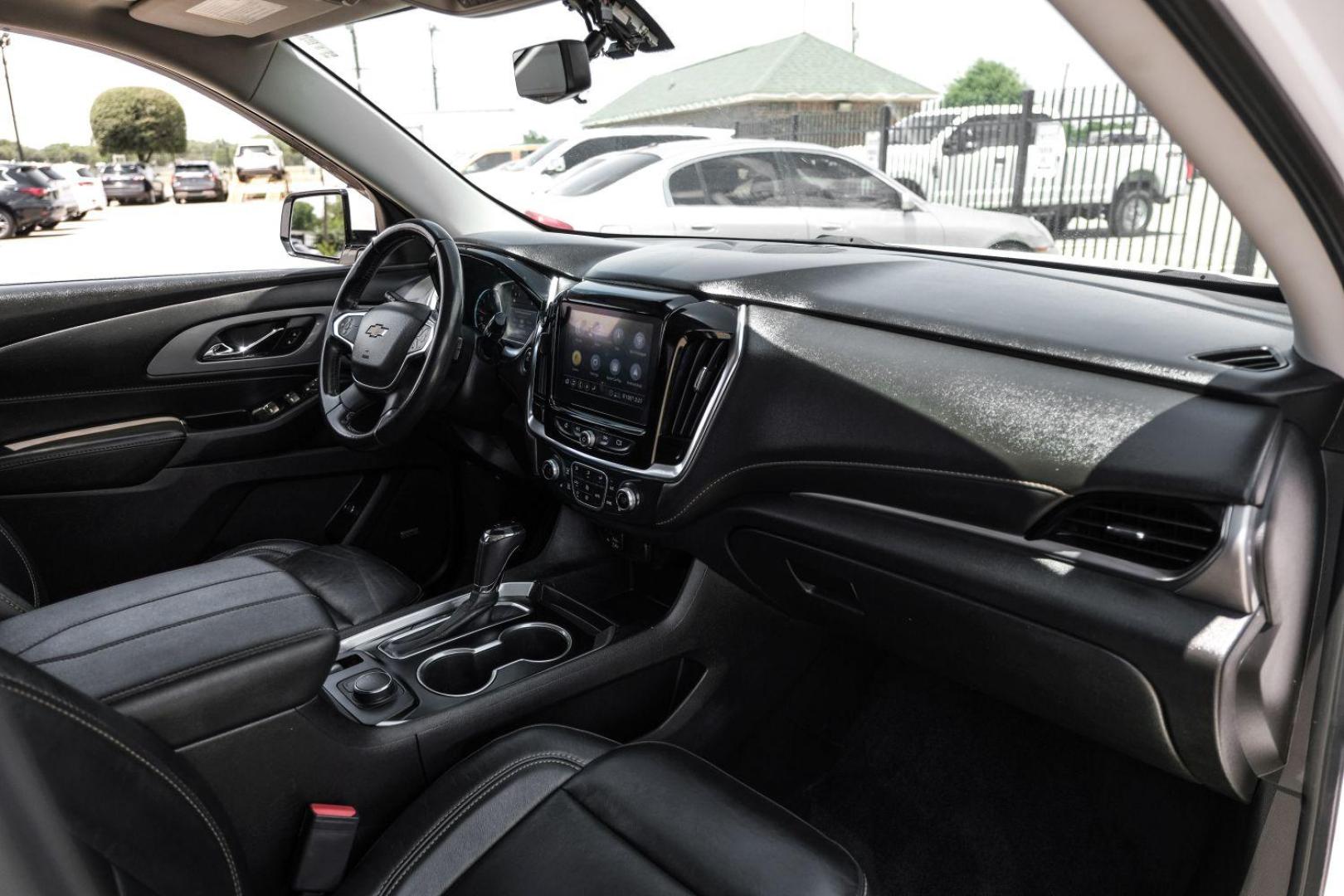 2020 WHITE Chevrolet Traverse SPORT UTILITY 4-DR (1GNERHKW4LJ) with an 3.6L V6 DOHC 24V engine, 9-Speed Automatic transmission, located at 2401 E Main St., Grand Prairie, TX, 75050, (972) 262-4440, 32.748981, -96.969643 - Photo#22