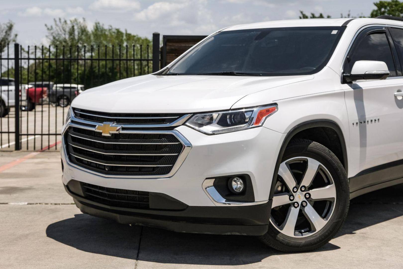 2020 WHITE Chevrolet Traverse SPORT UTILITY 4-DR (1GNERHKW4LJ) with an 3.6L V6 DOHC 24V engine, 9-Speed Automatic transmission, located at 2401 E Main St., Grand Prairie, TX, 75050, (972) 262-4440, 32.748981, -96.969643 - Photo#5