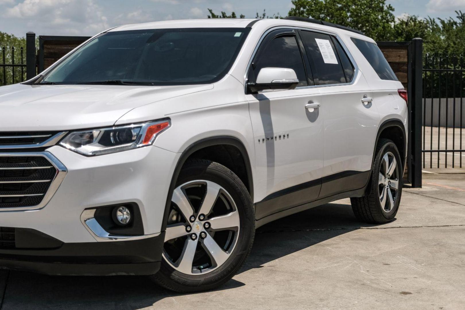 2020 WHITE Chevrolet Traverse SPORT UTILITY 4-DR (1GNERHKW4LJ) with an 3.6L V6 DOHC 24V engine, 9-Speed Automatic transmission, located at 2401 E Main St., Grand Prairie, TX, 75050, (972) 262-4440, 32.748981, -96.969643 - Photo#6