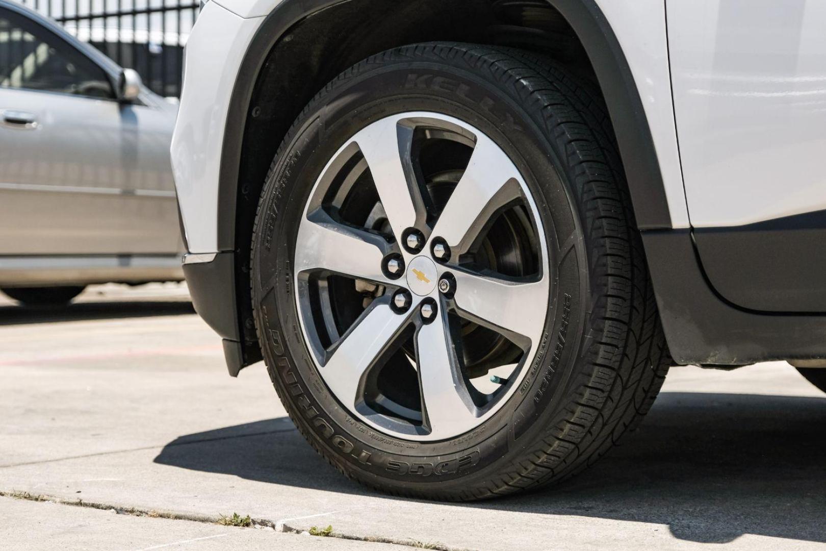 2020 WHITE Chevrolet Traverse SPORT UTILITY 4-DR (1GNERHKW4LJ) with an 3.6L V6 DOHC 24V engine, 9-Speed Automatic transmission, located at 2401 E Main St., Grand Prairie, TX, 75050, (972) 262-4440, 32.748981, -96.969643 - Photo#72