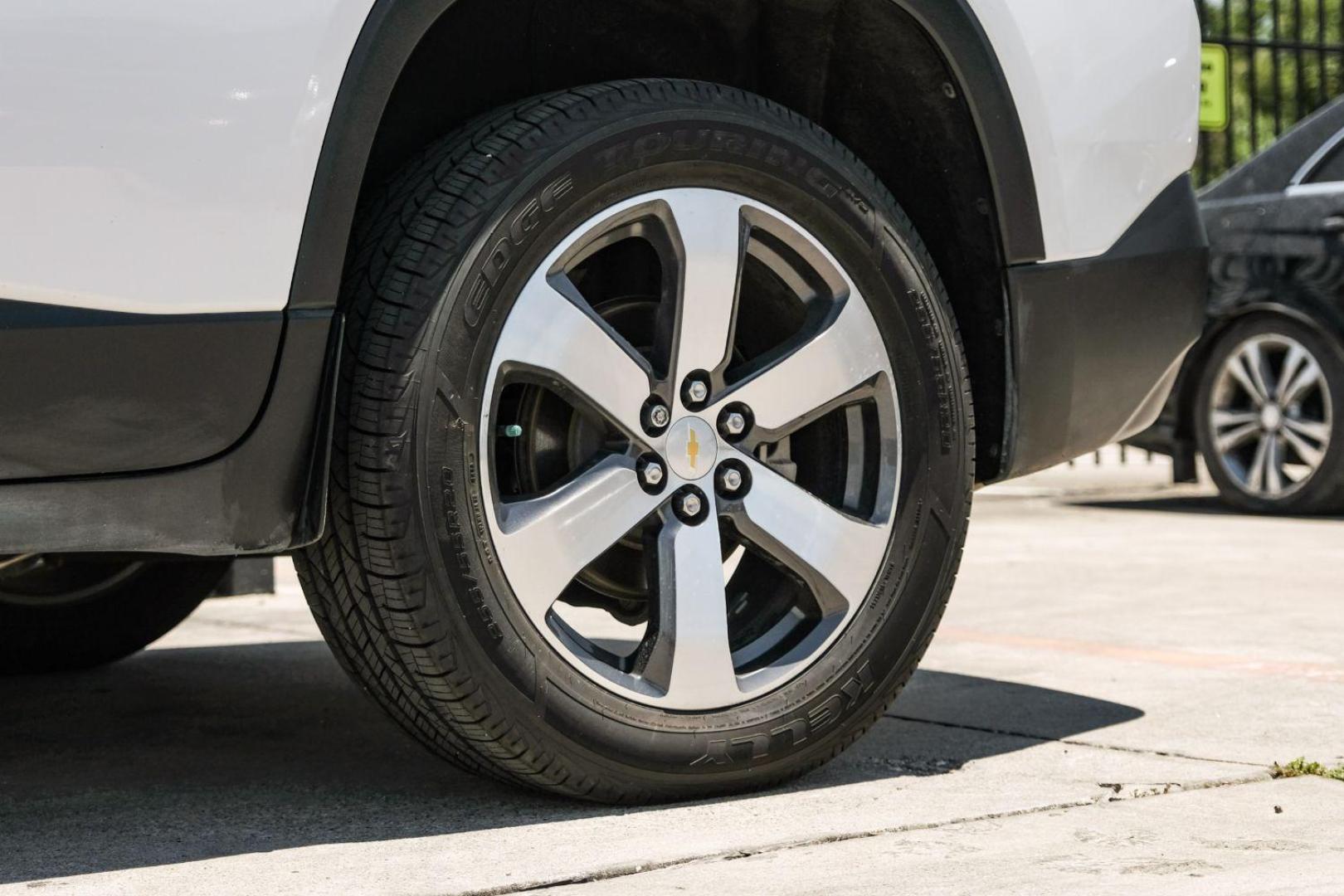 2020 WHITE Chevrolet Traverse SPORT UTILITY 4-DR (1GNERHKW4LJ) with an 3.6L V6 DOHC 24V engine, 9-Speed Automatic transmission, located at 2401 E Main St., Grand Prairie, TX, 75050, (972) 262-4440, 32.748981, -96.969643 - Photo#73