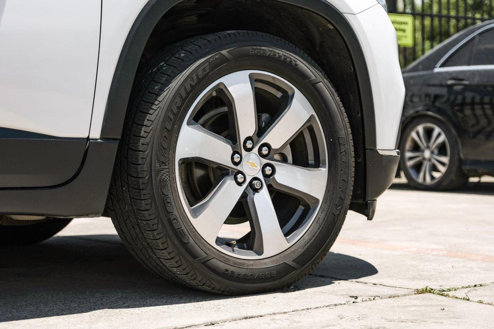 2020 WHITE Chevrolet Traverse SPORT UTILITY 4-DR (1GNERHKW4LJ) with an 3.6L V6 DOHC 24V engine, 9-Speed Automatic transmission, located at 2401 E Main St., Grand Prairie, TX, 75050, (972) 262-4440, 32.748981, -96.969643 - Photo#75