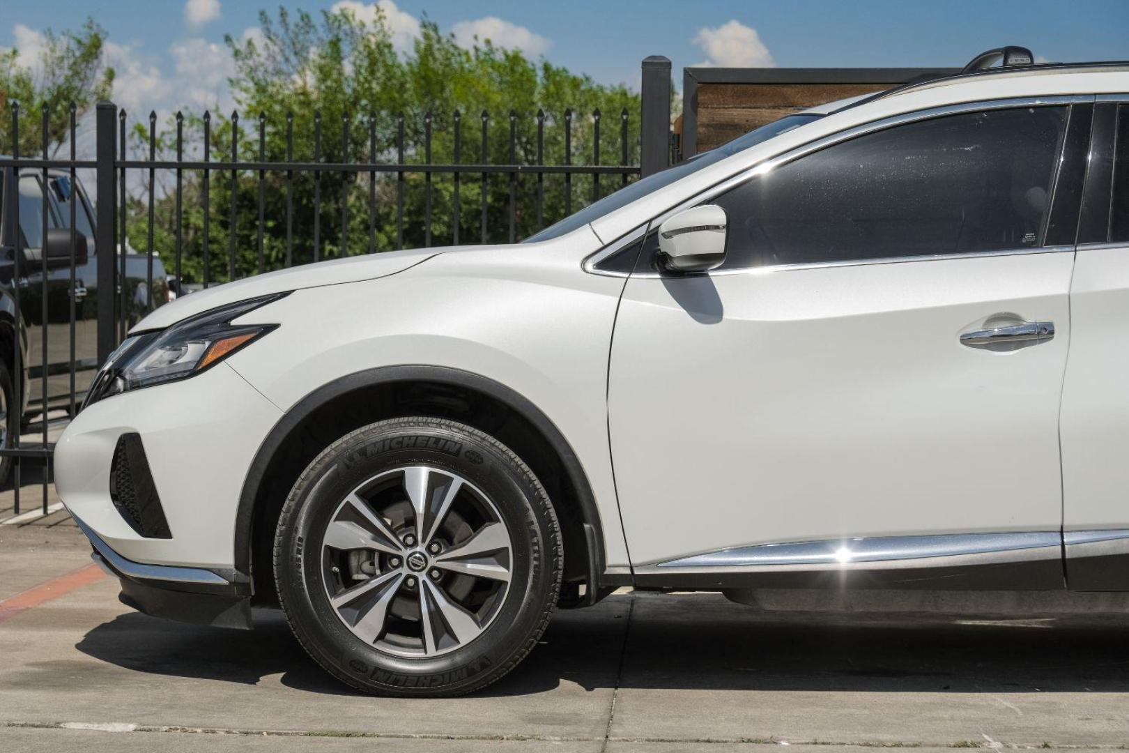 2019 white Nissan Murano SV (5N1AZ2MJ7KN) with an 3.5L V6 DOHC 24V engine, Continuously Variable Transmission transmission, located at 2401 E Main St., Grand Prairie, TX, 75050, (972) 262-4440, 32.748981, -96.969643 - Photo#15